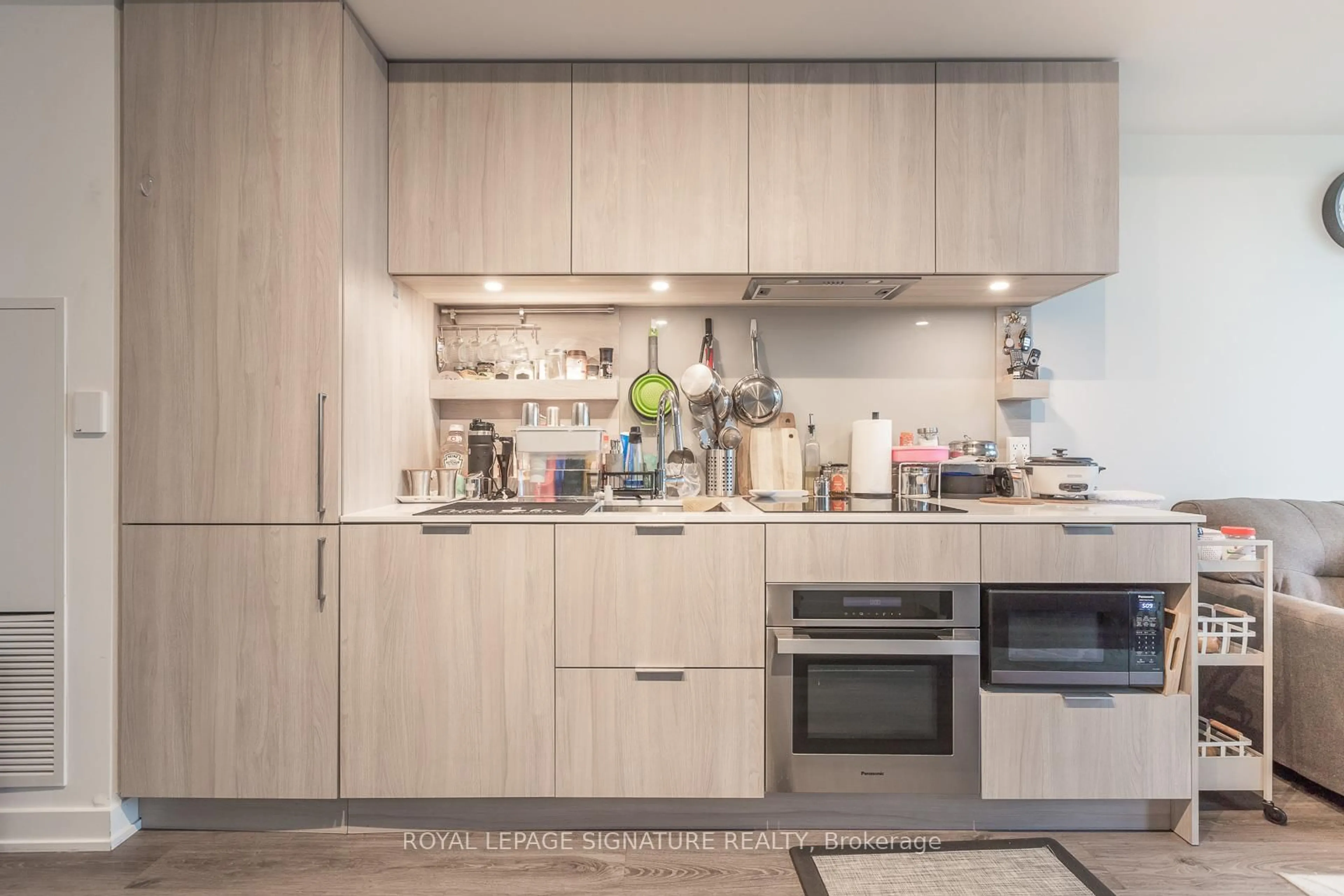 Standard kitchen, wood/laminate floor for 28 Ann St #303, Mississauga Ontario L5G 0E1