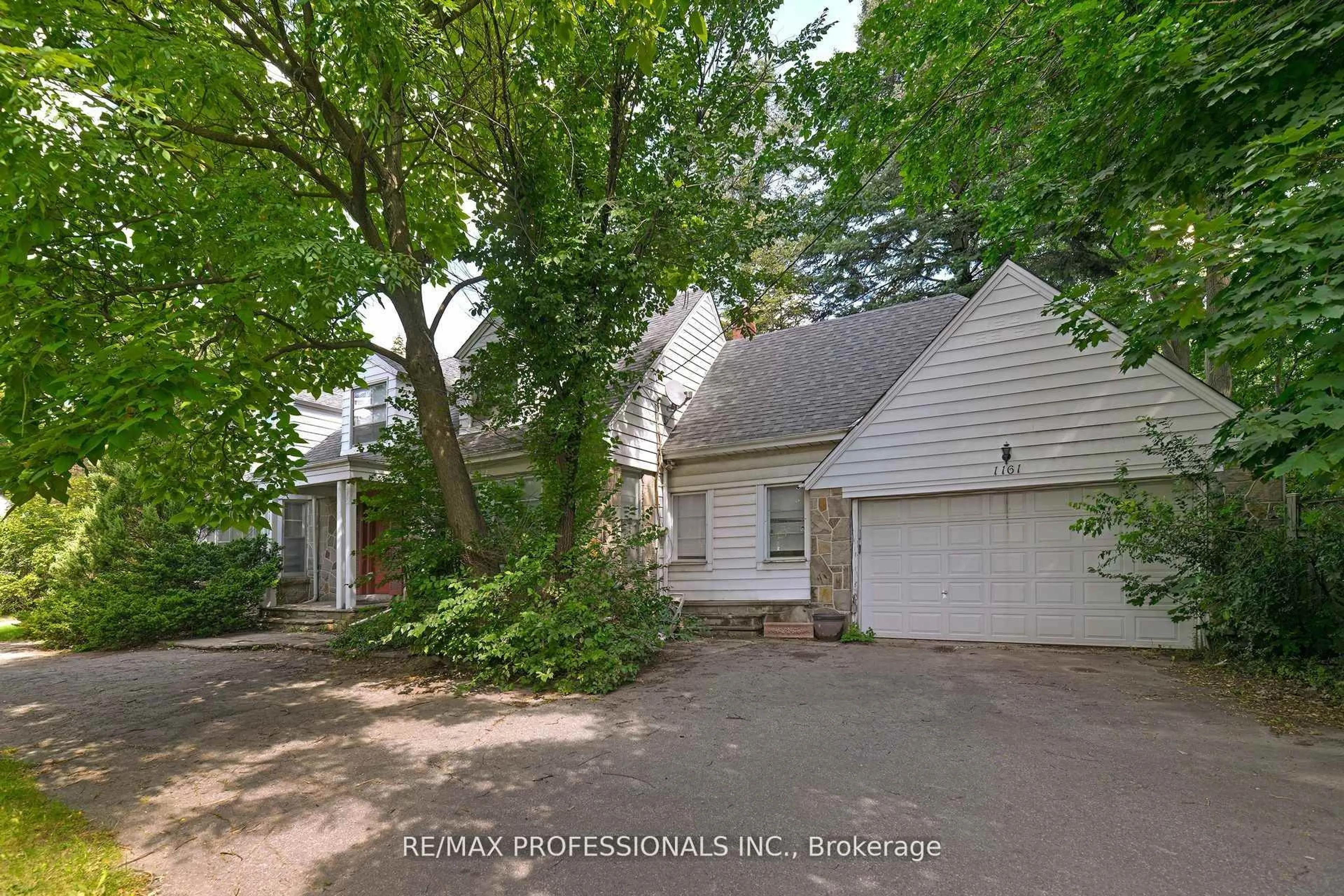 A pic from outside/outdoor area/front of a property/back of a property/a pic from drone, street for 1161 Royal York Rd, Toronto Ontario M9A 4B2