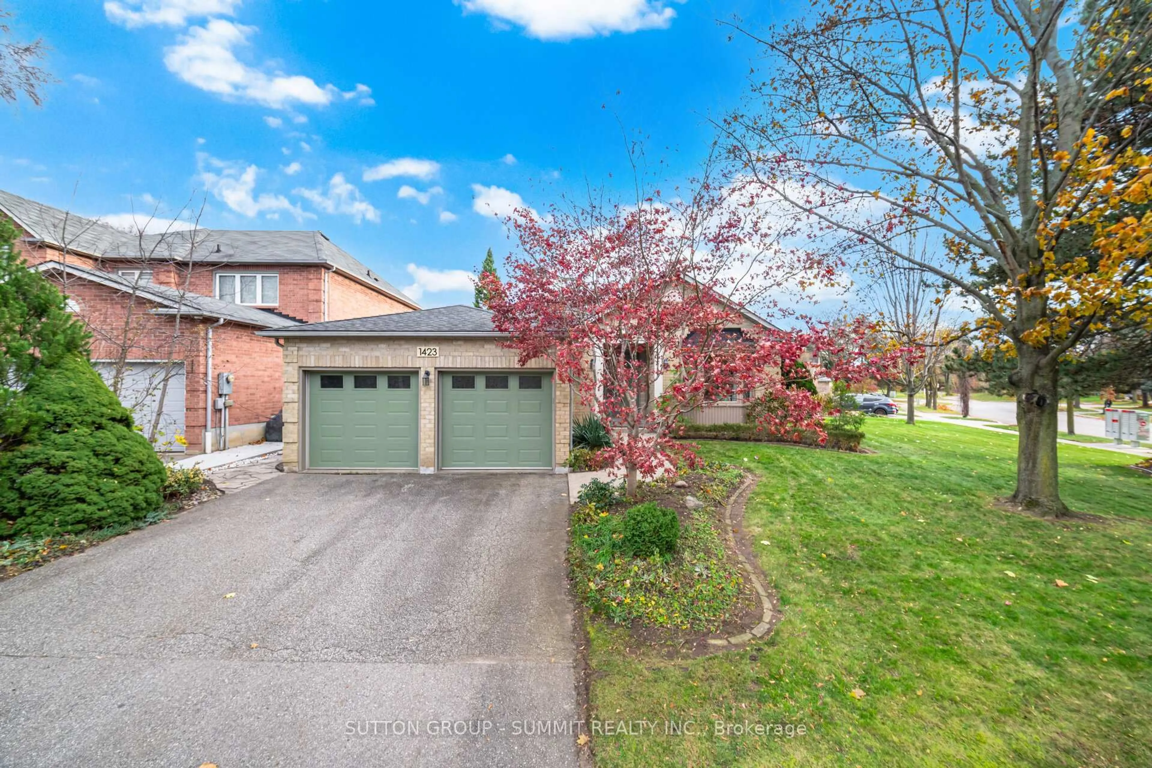 A pic from outside/outdoor area/front of a property/back of a property/a pic from drone, street for 1423 Ravensmoor Cres, Mississauga Ontario L5M 3L1