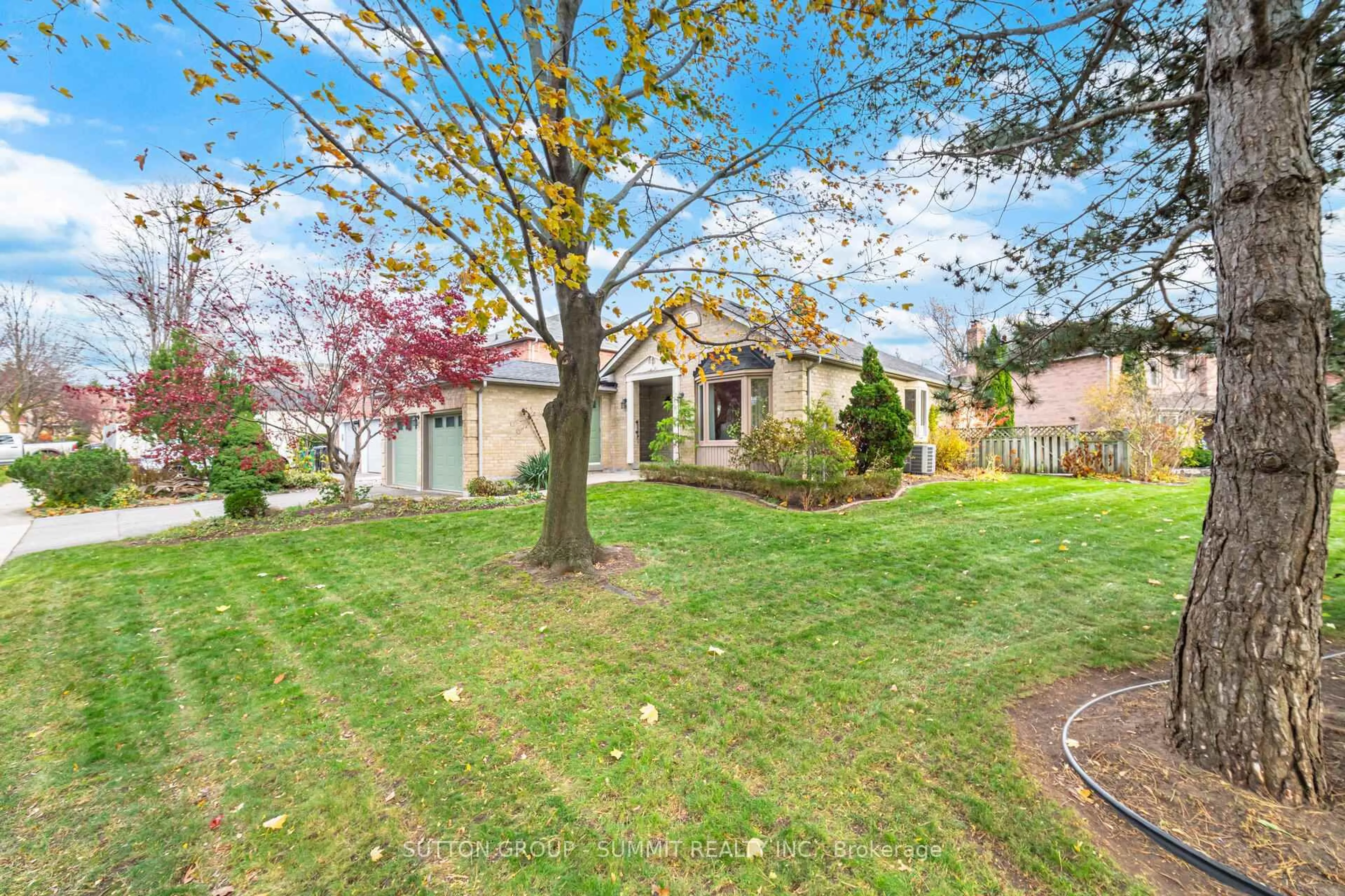 A pic from outside/outdoor area/front of a property/back of a property/a pic from drone, street for 1423 Ravensmoor Cres, Mississauga Ontario L5M 3L1