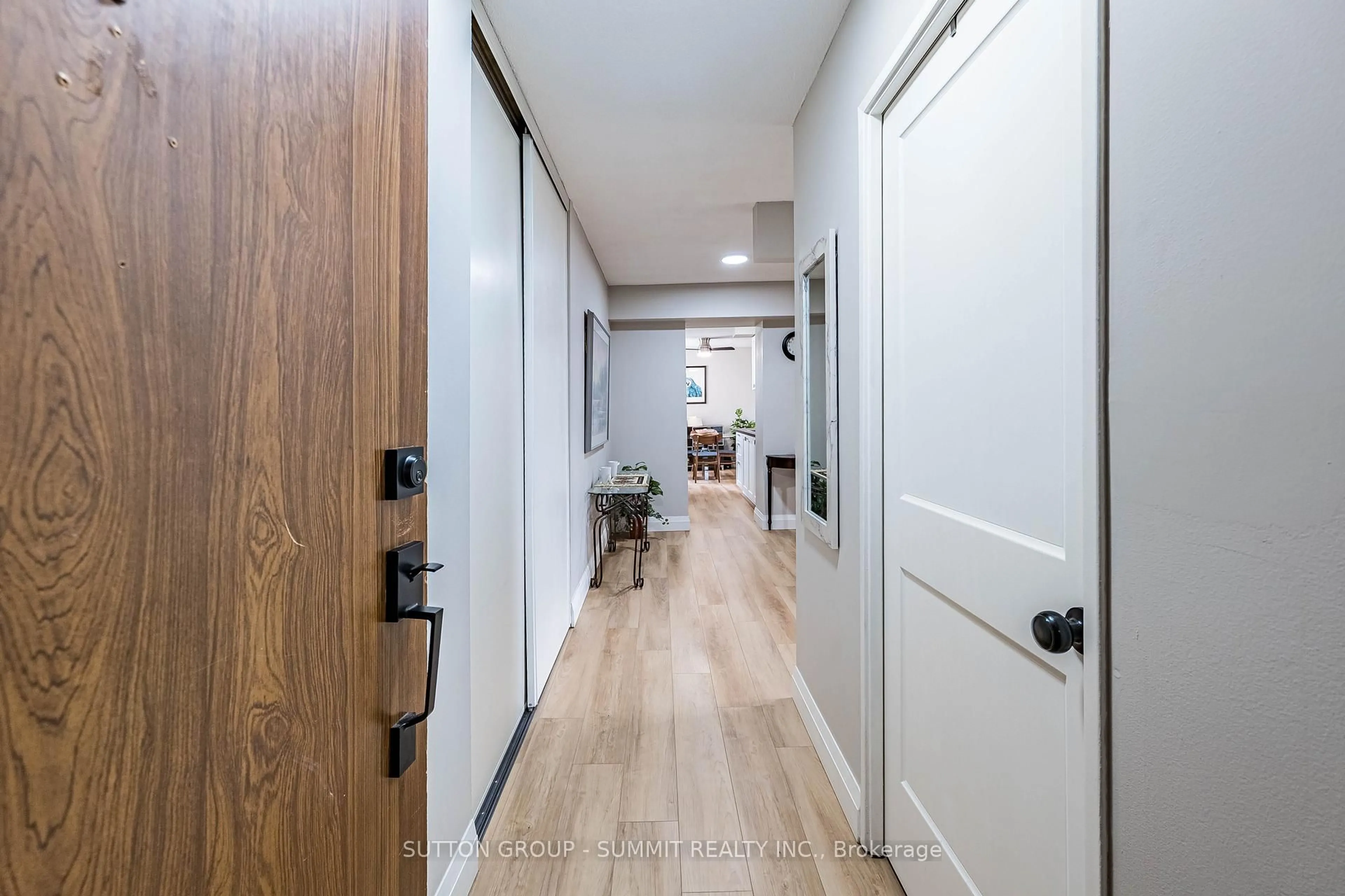 Indoor entryway for 700 DYNES Rd #618, Burlington Ontario L7H 3M2