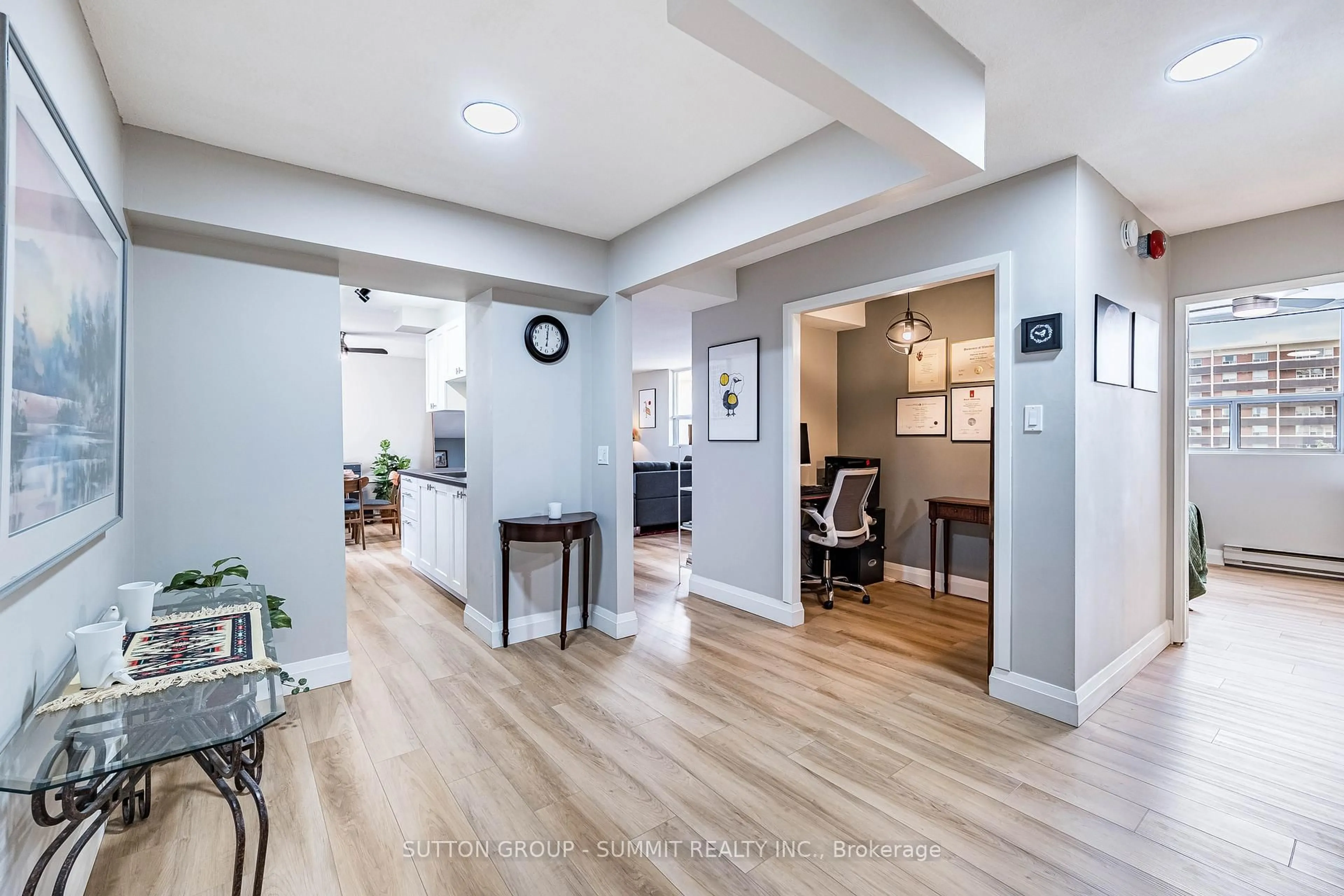 Indoor entryway for 700 DYNES Rd #618, Burlington Ontario L7H 3M2