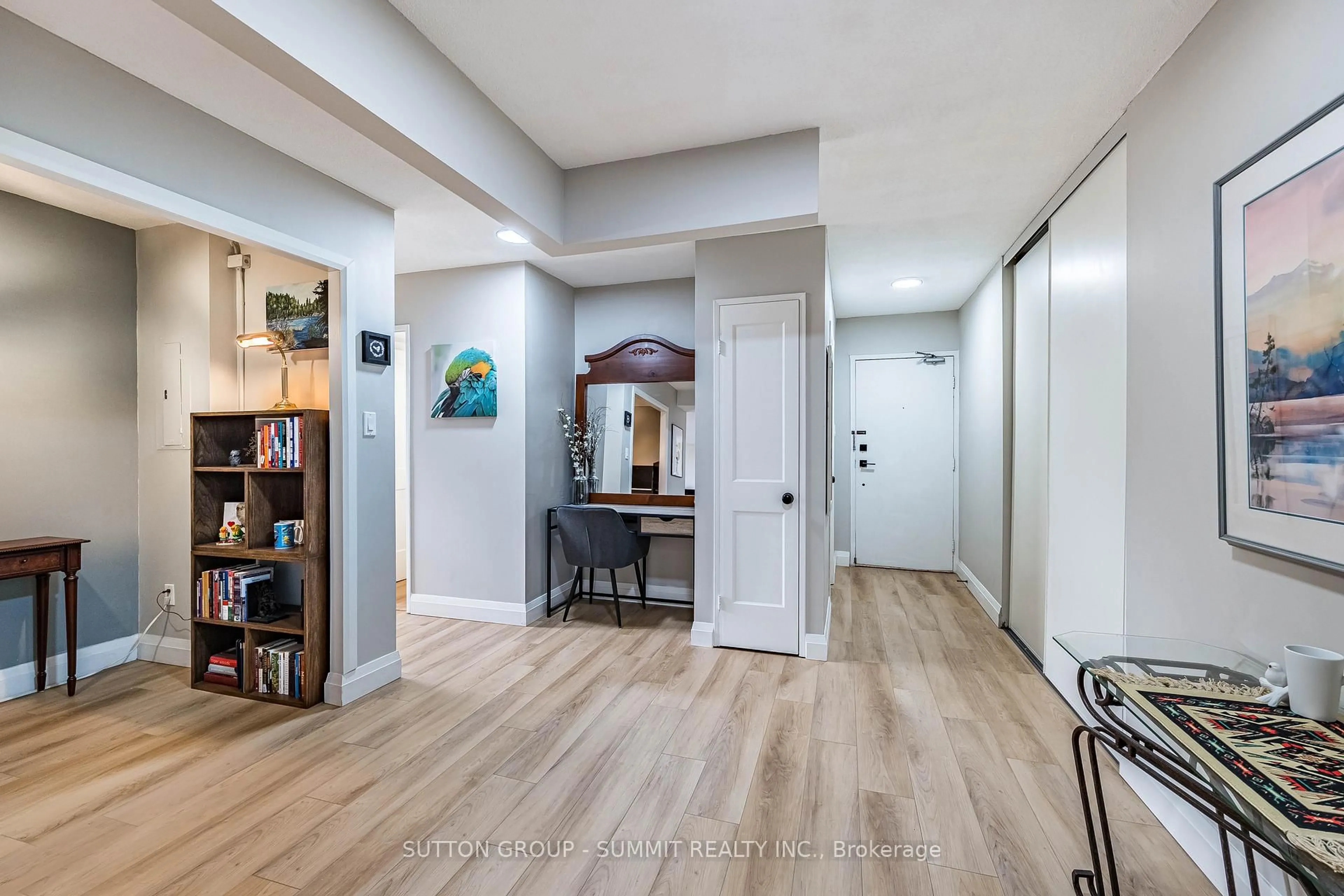 Indoor entryway for 700 DYNES Rd #618, Burlington Ontario L7H 3M2