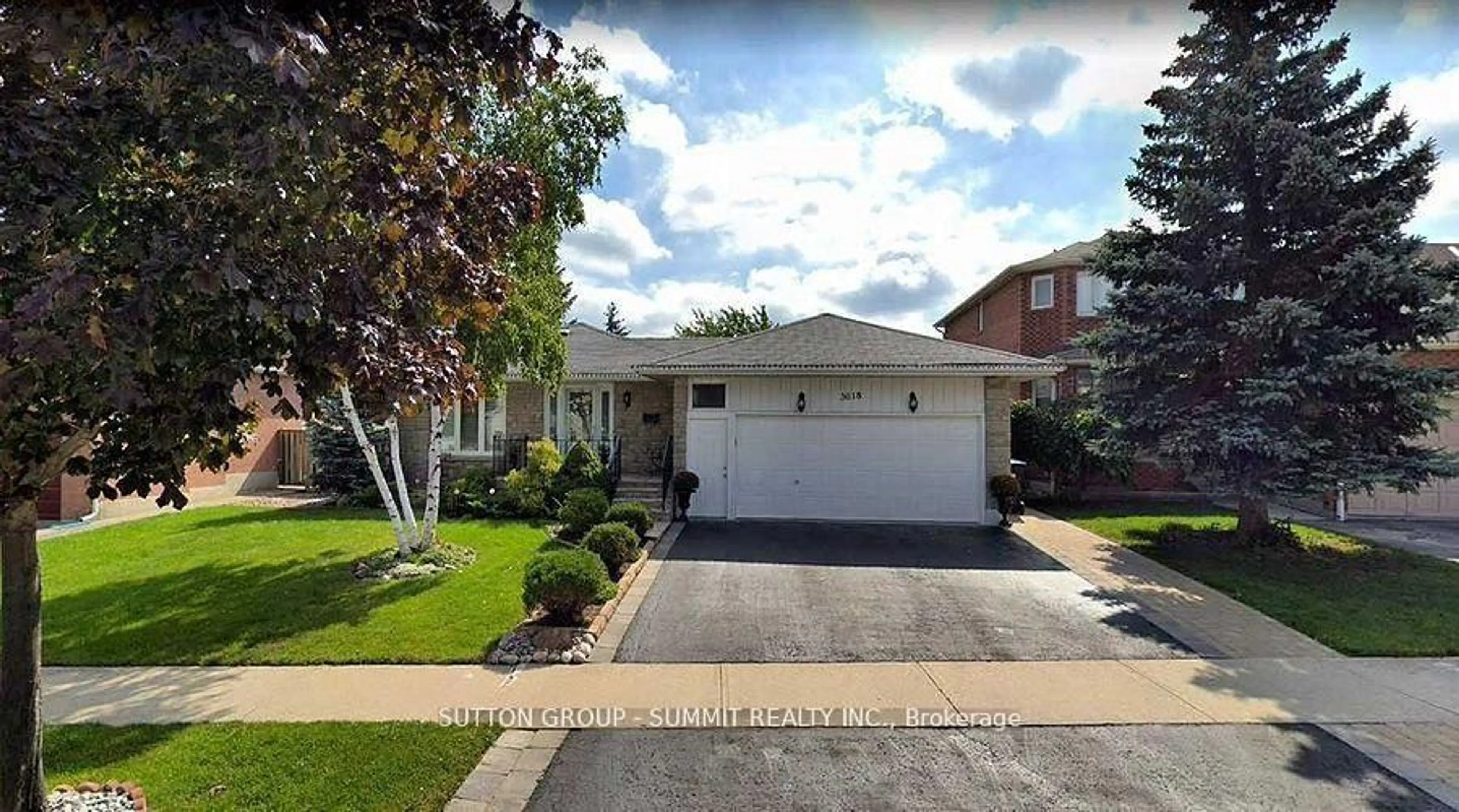 Home with vinyl exterior material, street for 3018 Dalehurst Dr, Mississauga Ontario L5N 6M8