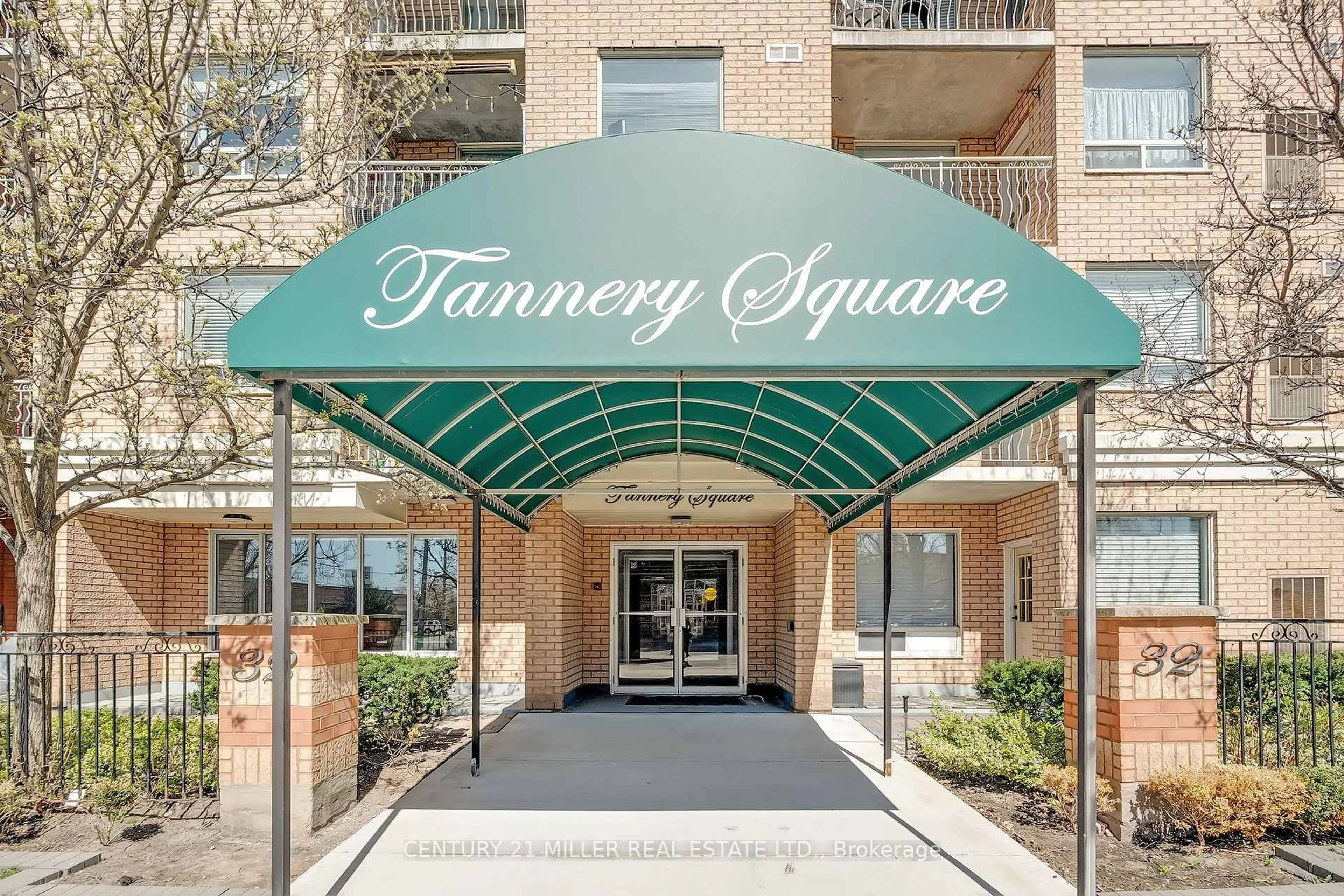 Indoor foyer for 32 Tannery St #608, Mississauga Ontario L5M 6T6