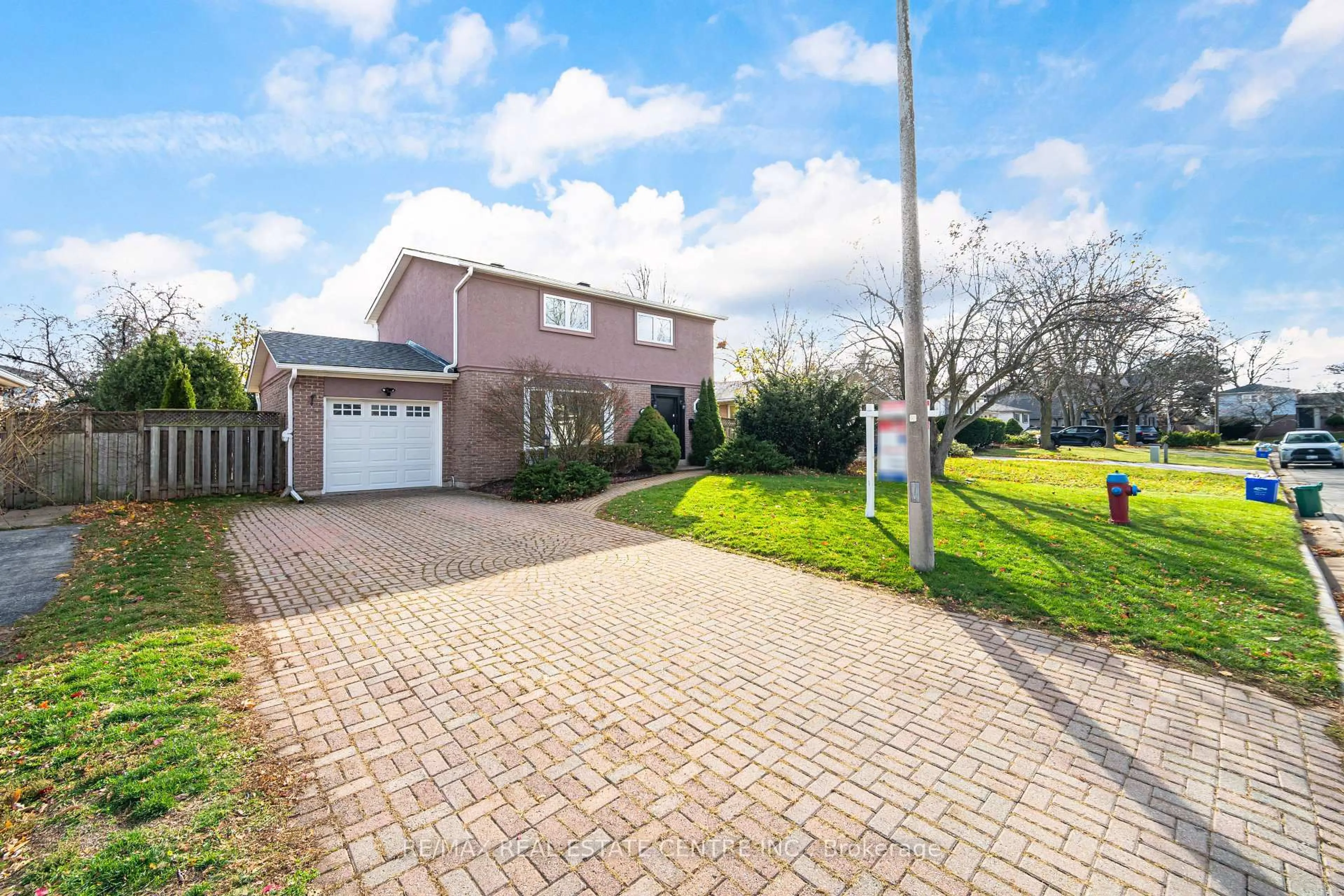 A pic from outside/outdoor area/front of a property/back of a property/a pic from drone, street for 434 Withnell Cres, Oakville Ontario L6L 1L9