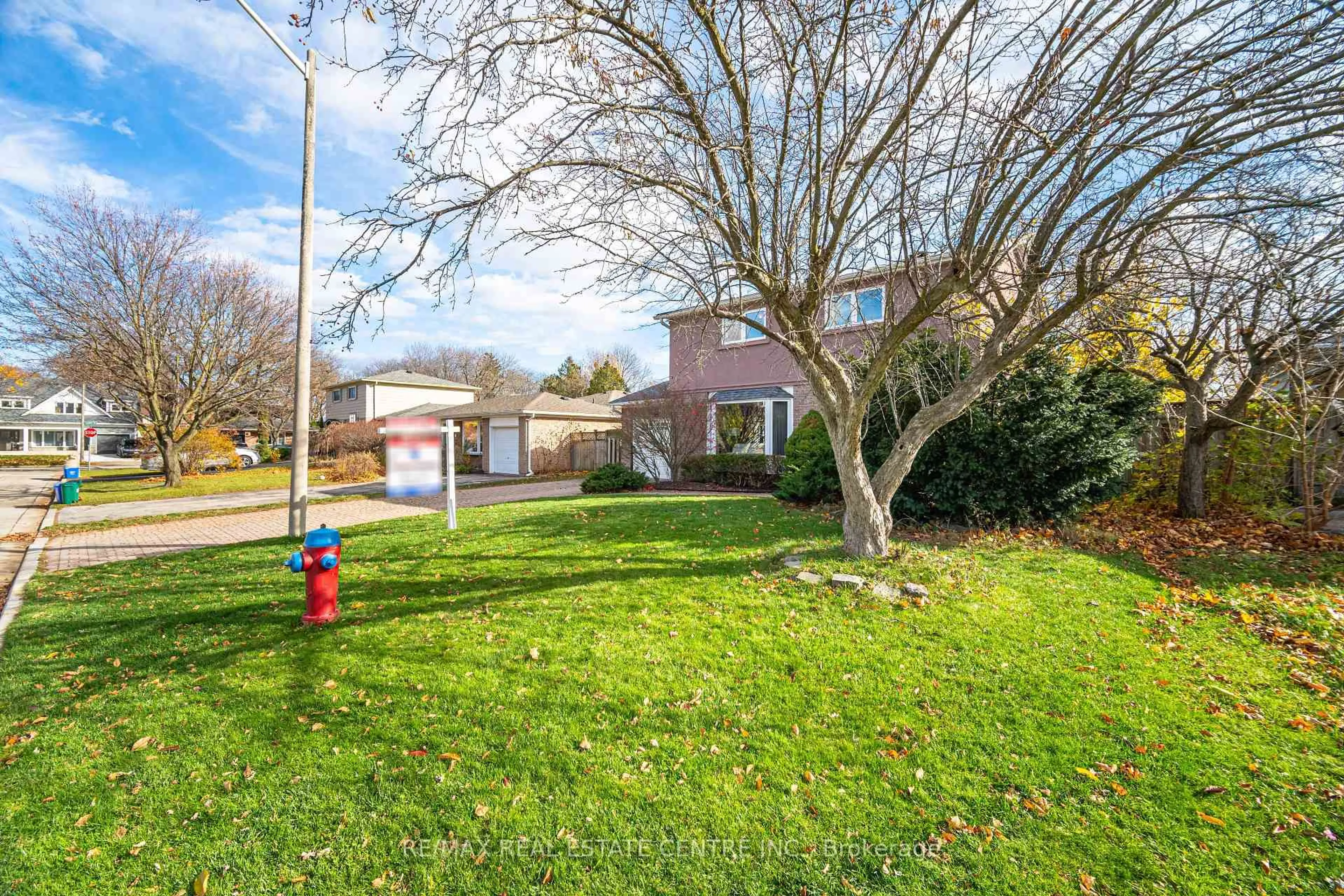 A pic from outside/outdoor area/front of a property/back of a property/a pic from drone, street for 434 Withnell Cres, Oakville Ontario L6L 1L9