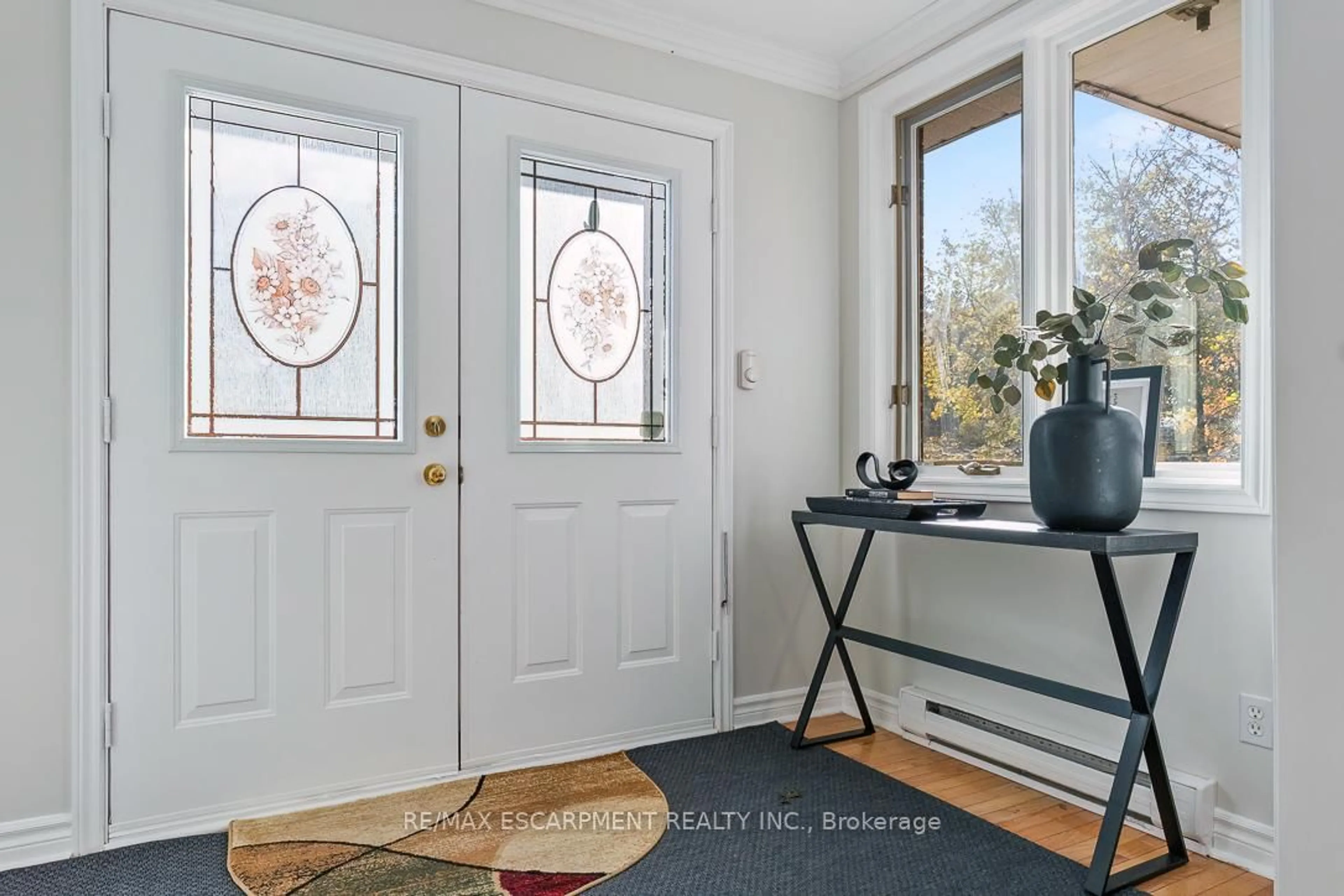 Indoor entryway for 65 HARBORN Rd, Mississauga Ontario L5B 1A5