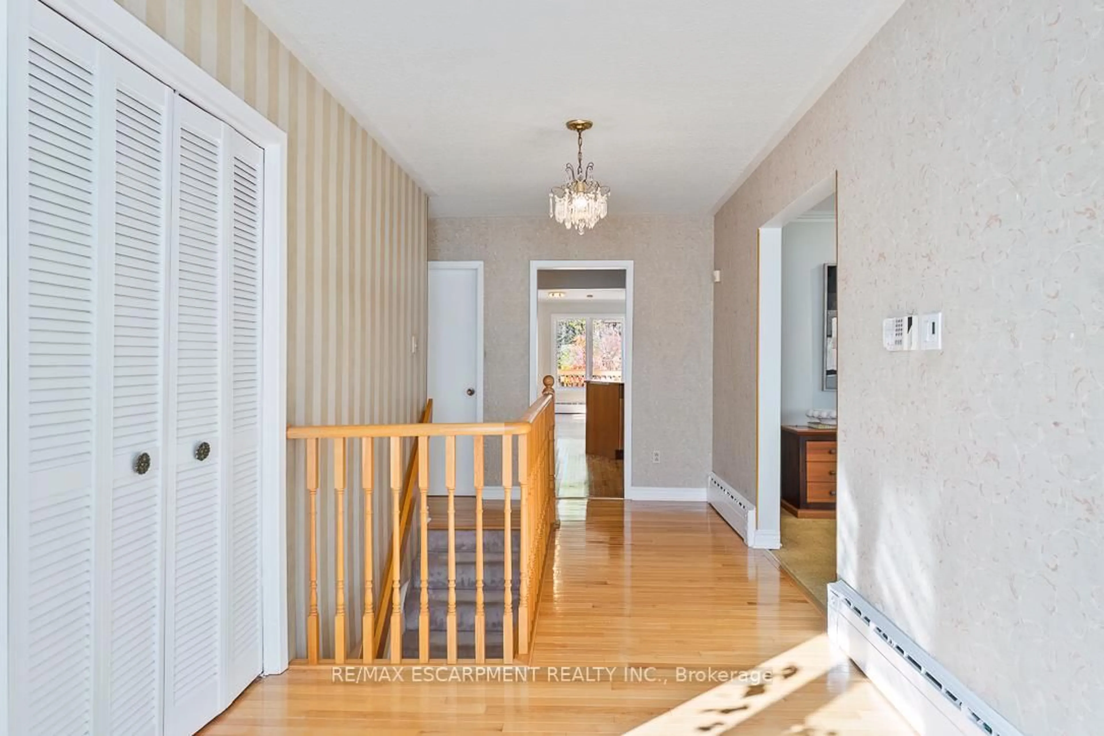 Indoor entryway for 65 HARBORN Rd, Mississauga Ontario L5B 1A5