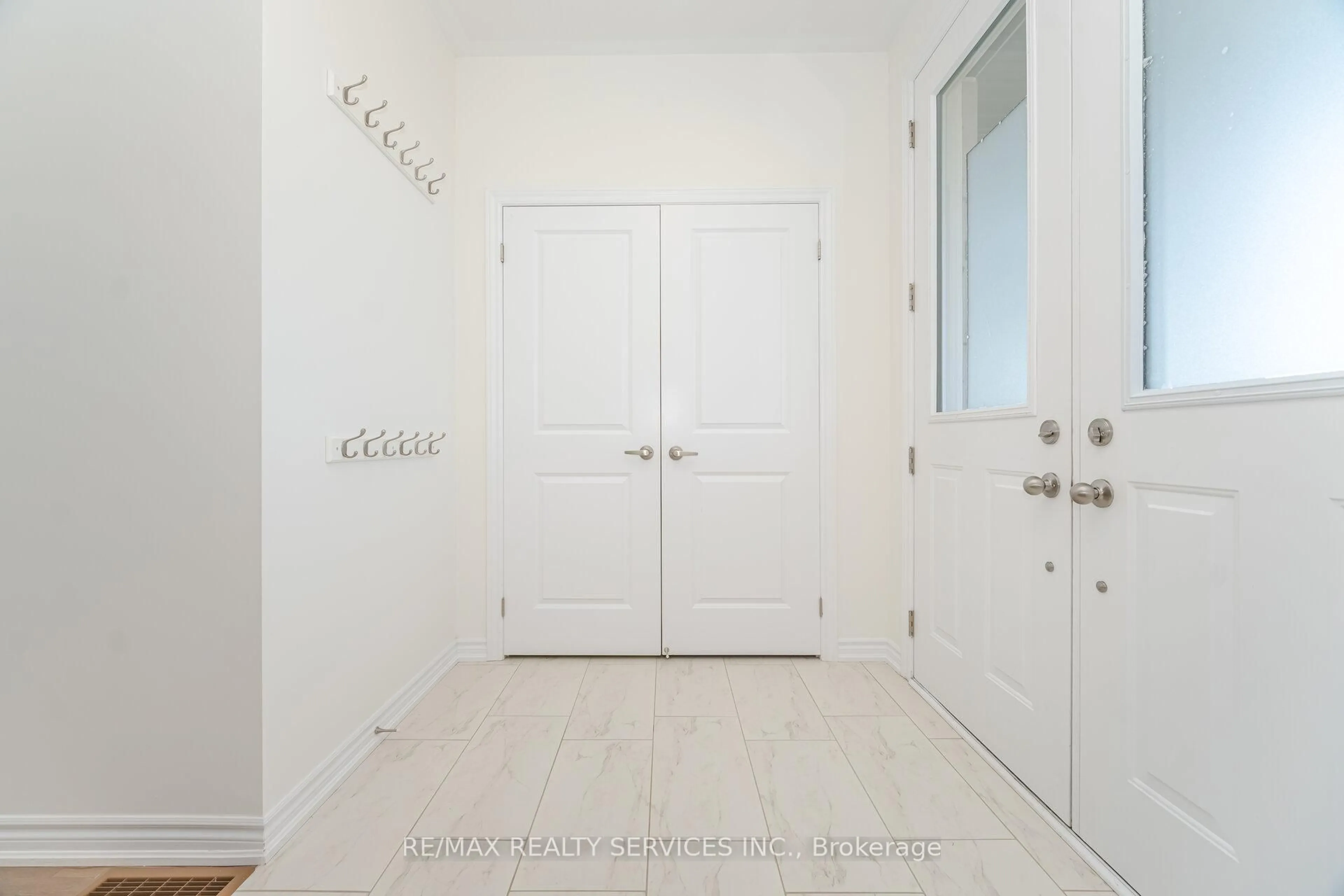 Indoor entryway for 29 Lippa Dr, Caledon Ontario L7C 4M3