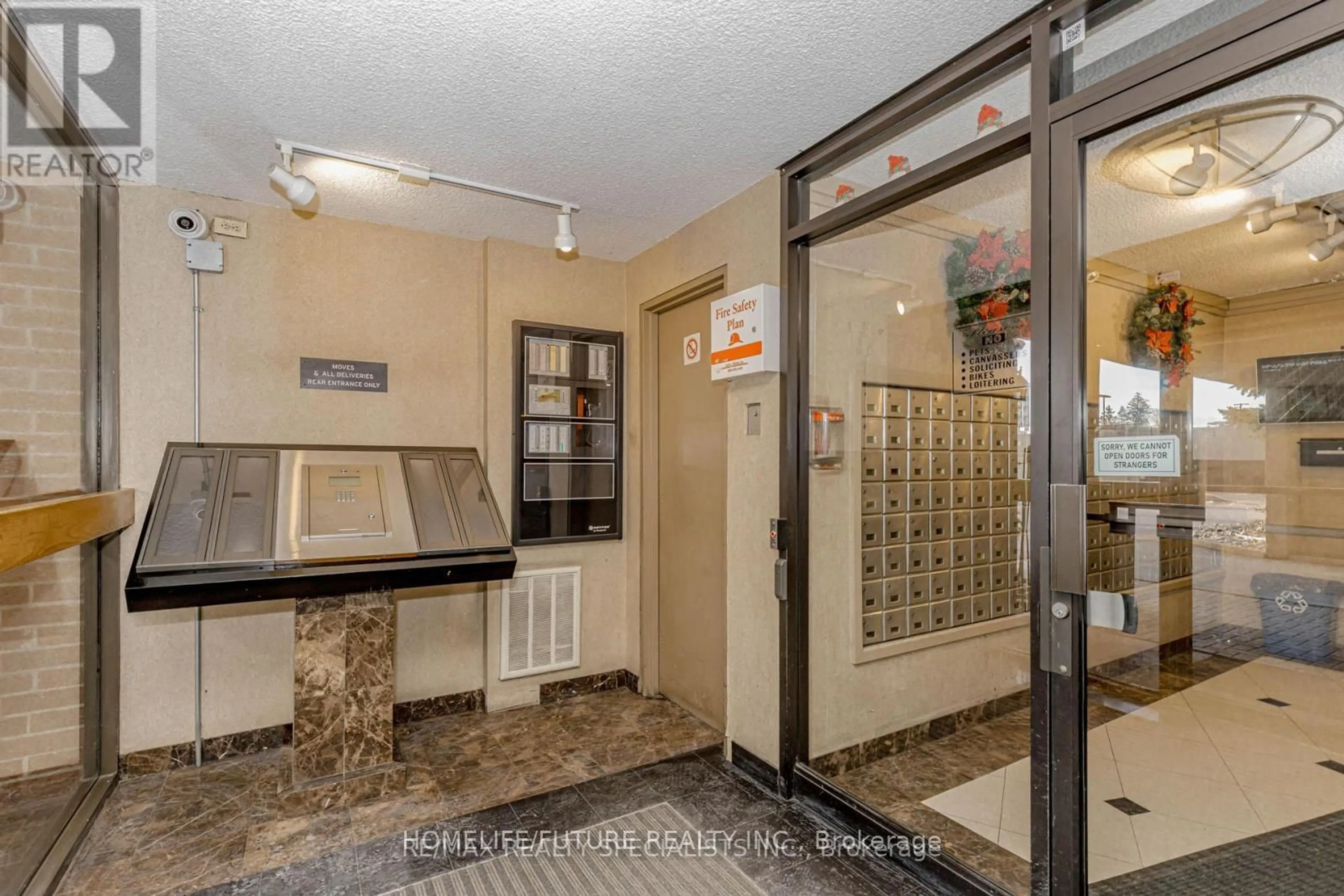 Indoor foyer for 20 Mississauga Valley Blvd #310, Mississauga Ontario L5A 3S1