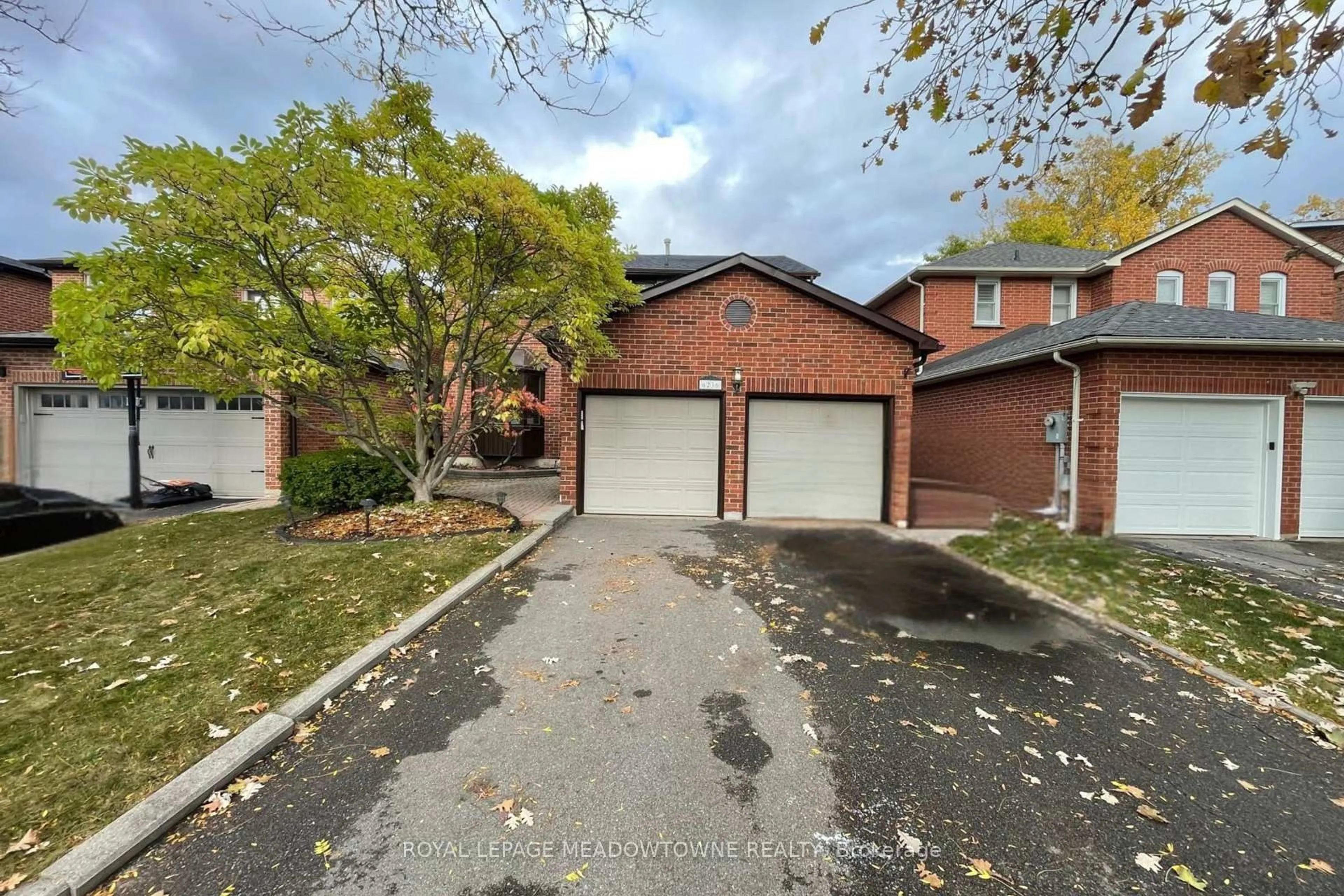 A pic from outside/outdoor area/front of a property/back of a property/a pic from drone, street for 6236 Camgreen Circ, Mississauga Ontario L5N 4M5