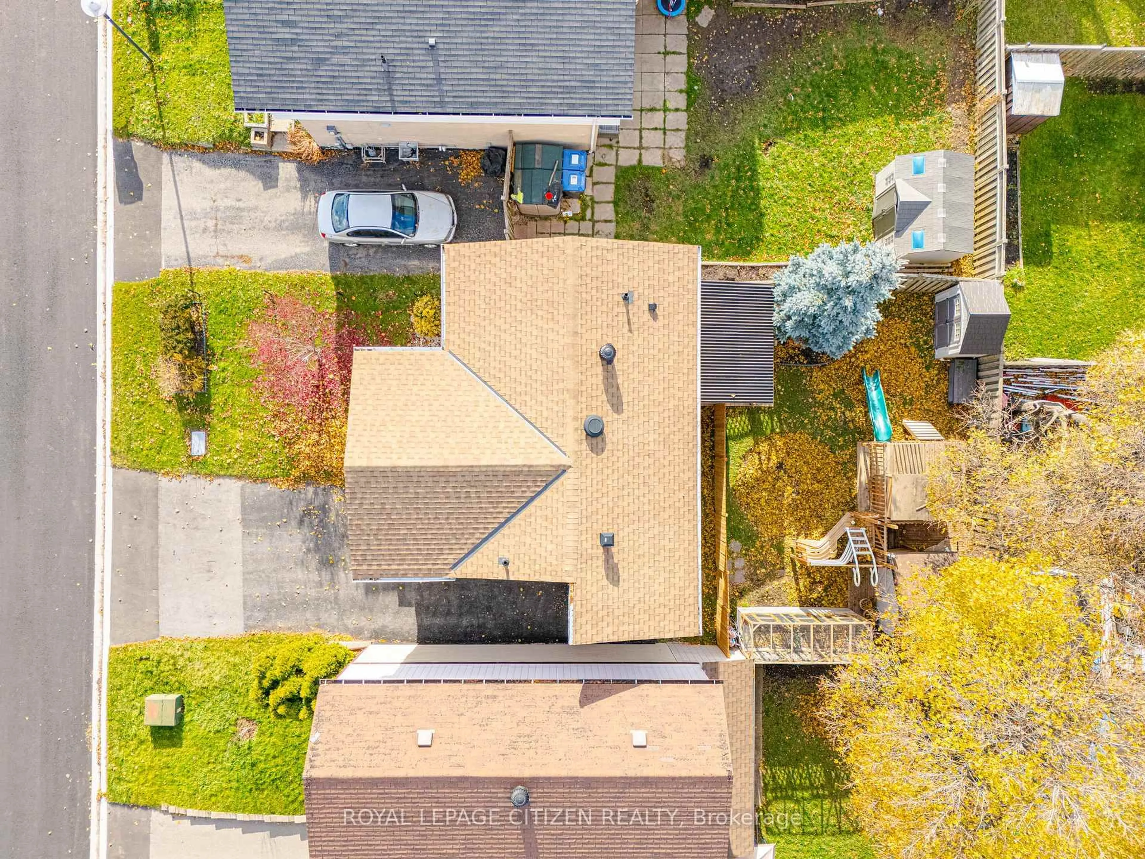 A pic from outside/outdoor area/front of a property/back of a property/a pic from drone, street for 4 Hedley Crt, Brampton Ontario L6S 2B6
