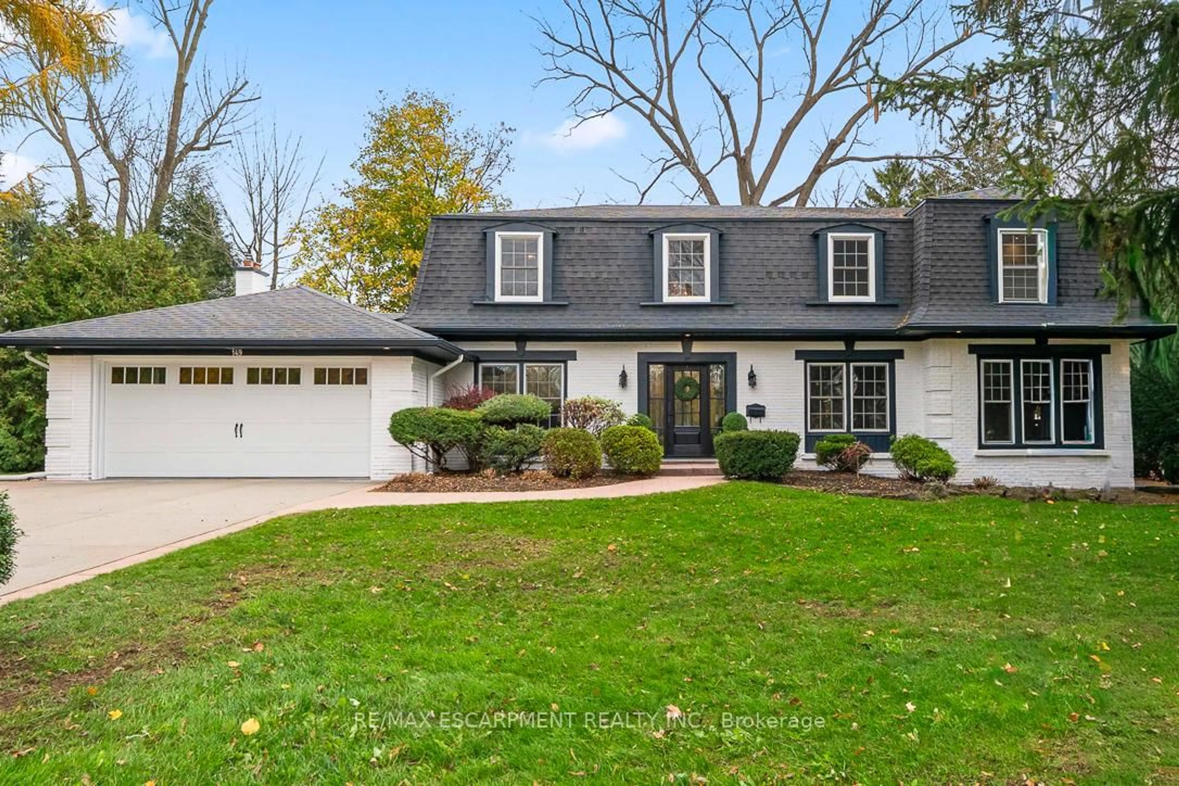 Home with vinyl exterior material, street for 149 Fruitland Ave, Burlington Ontario L7N 1W6