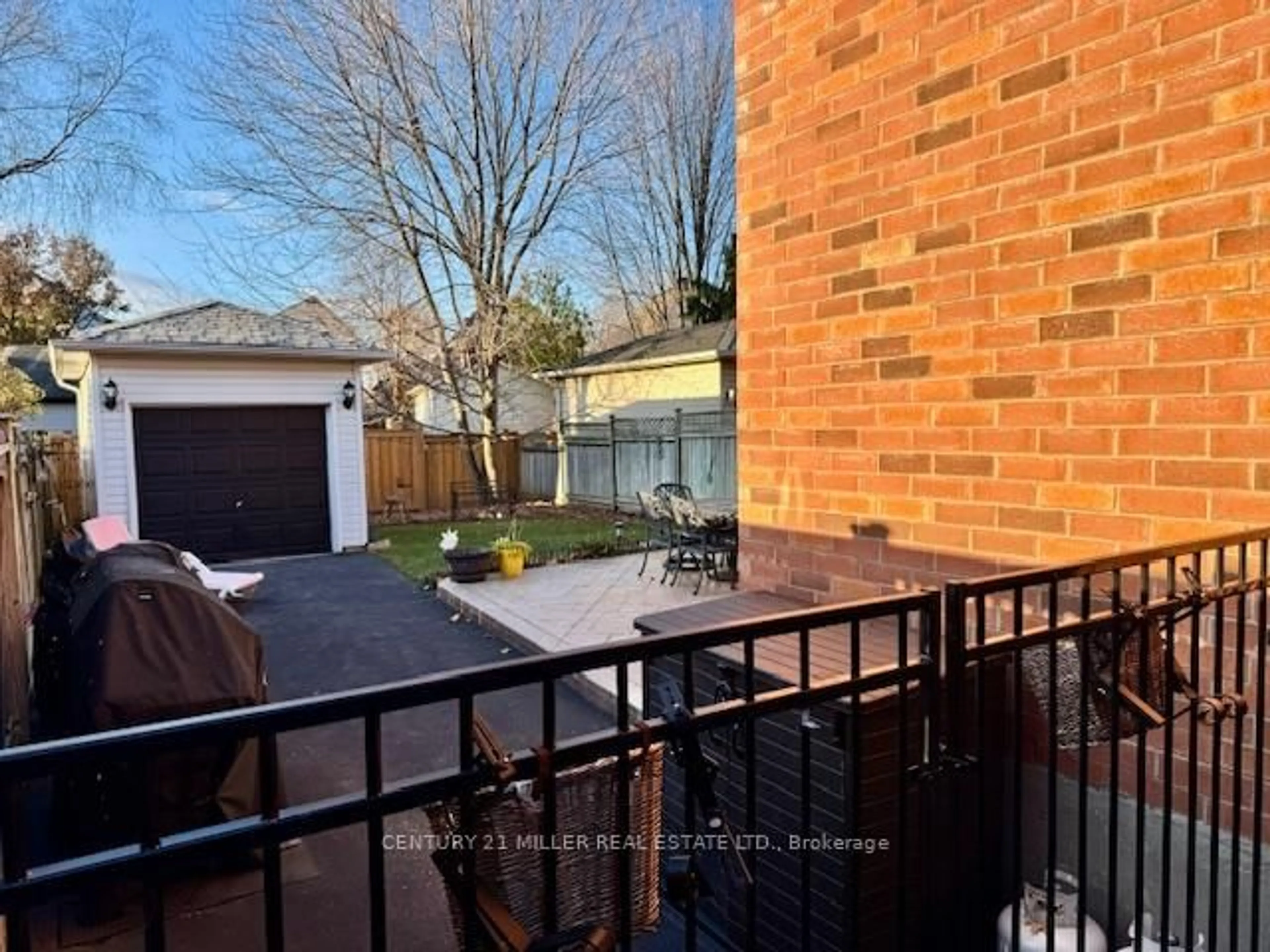 A pic from outside/outdoor area/front of a property/back of a property/a pic from drone, street for 2488 Capilano Cres, Oakville Ontario L6H 6L4