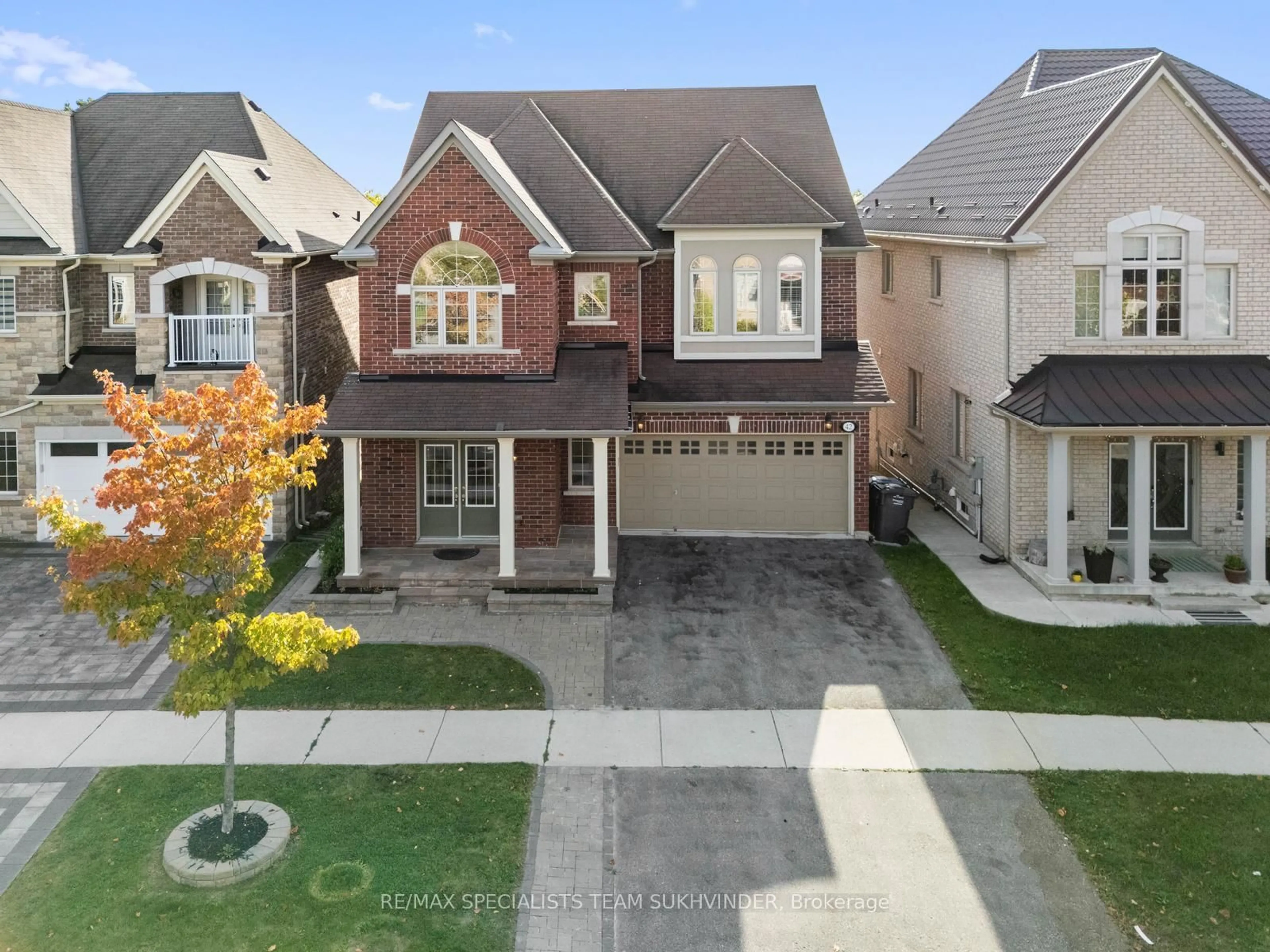 A pic from outside/outdoor area/front of a property/back of a property/a pic from drone, street for 42 Arrowpoint Dr, Brampton Ontario L6Y 0Y8