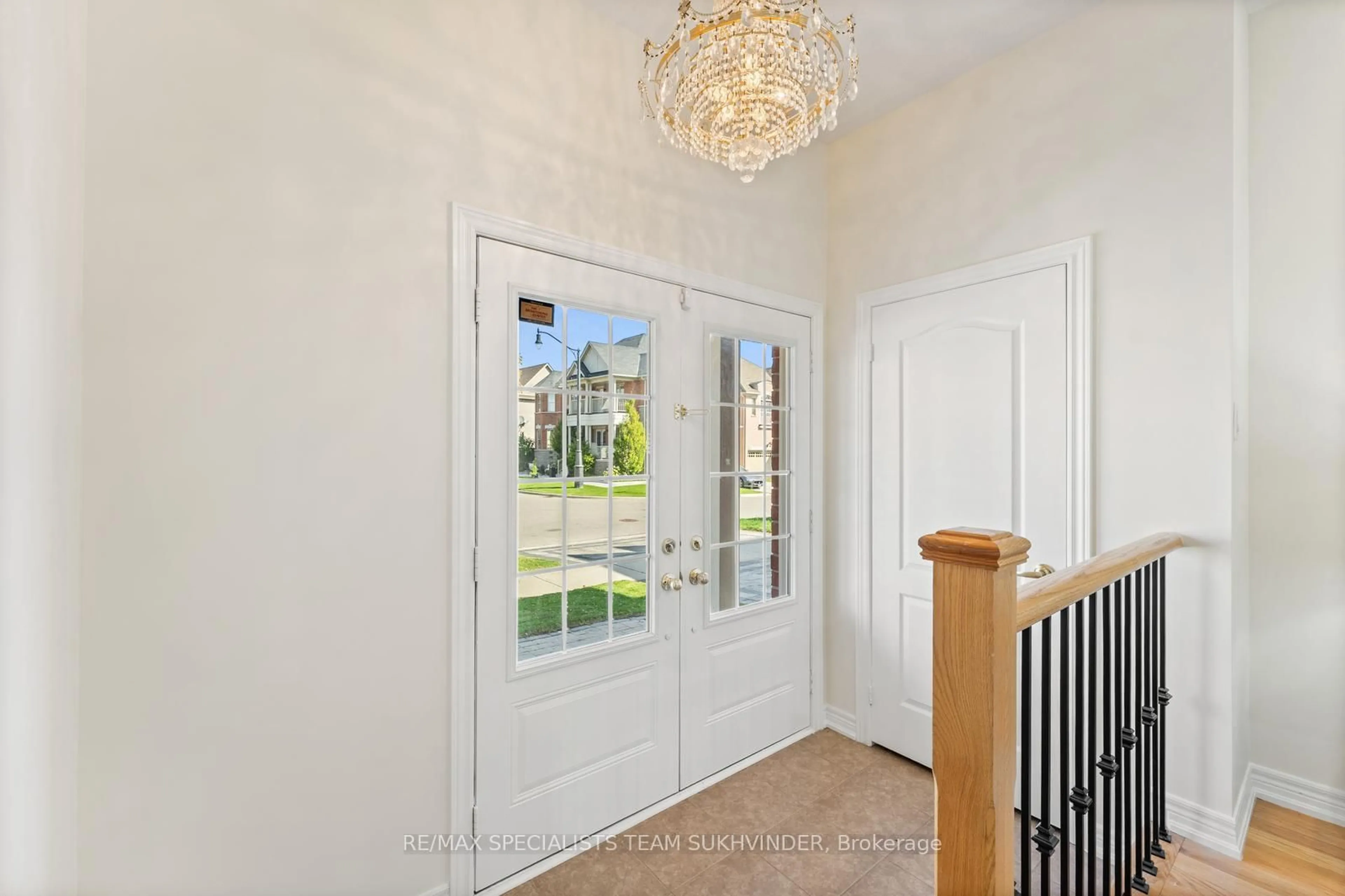 Indoor entryway for 42 Arrowpoint Dr, Brampton Ontario L6Y 0Y8