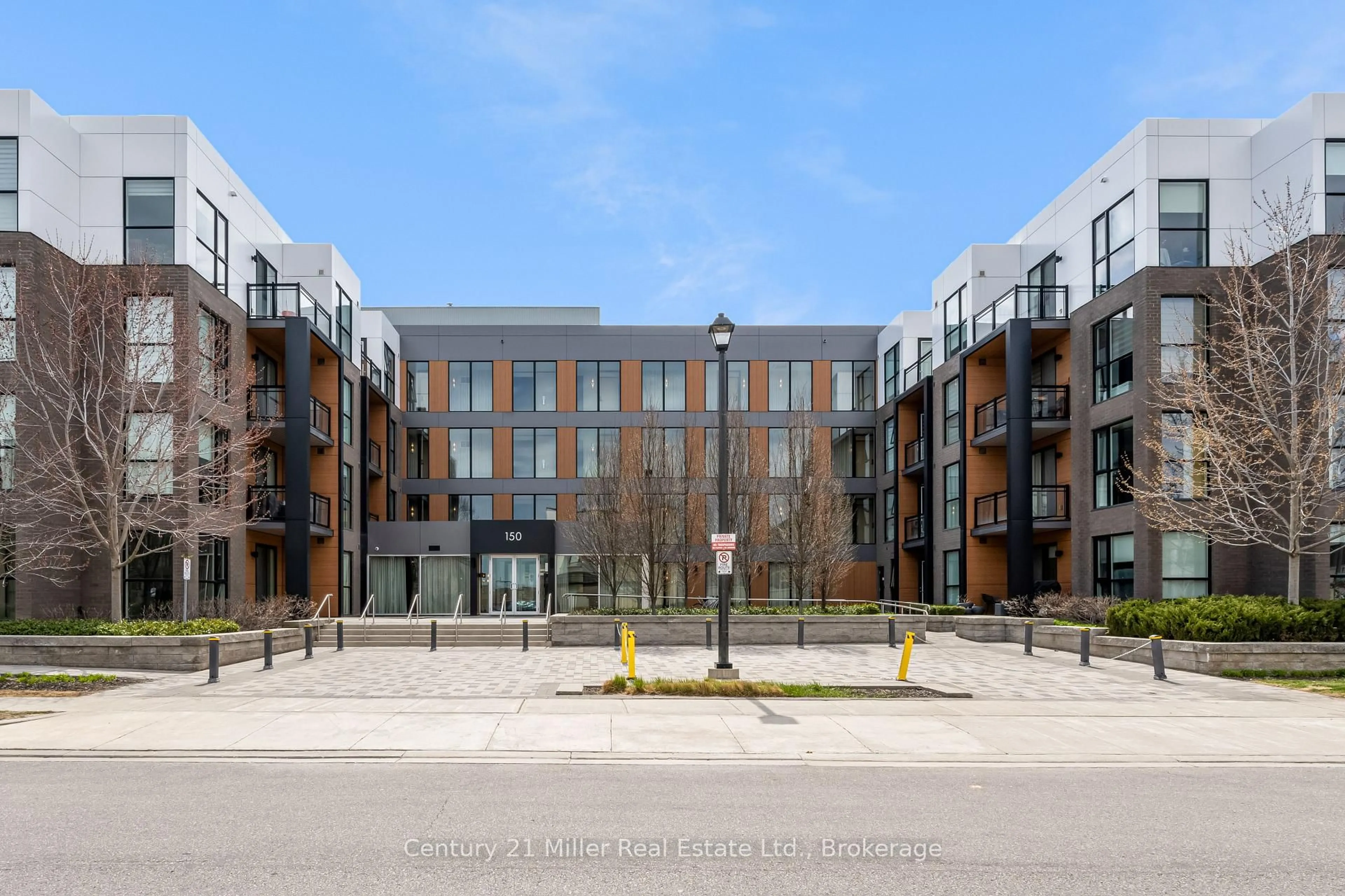 Patio, building for 150 Sabina Dr #301, Oakville Ontario L6H 0W3