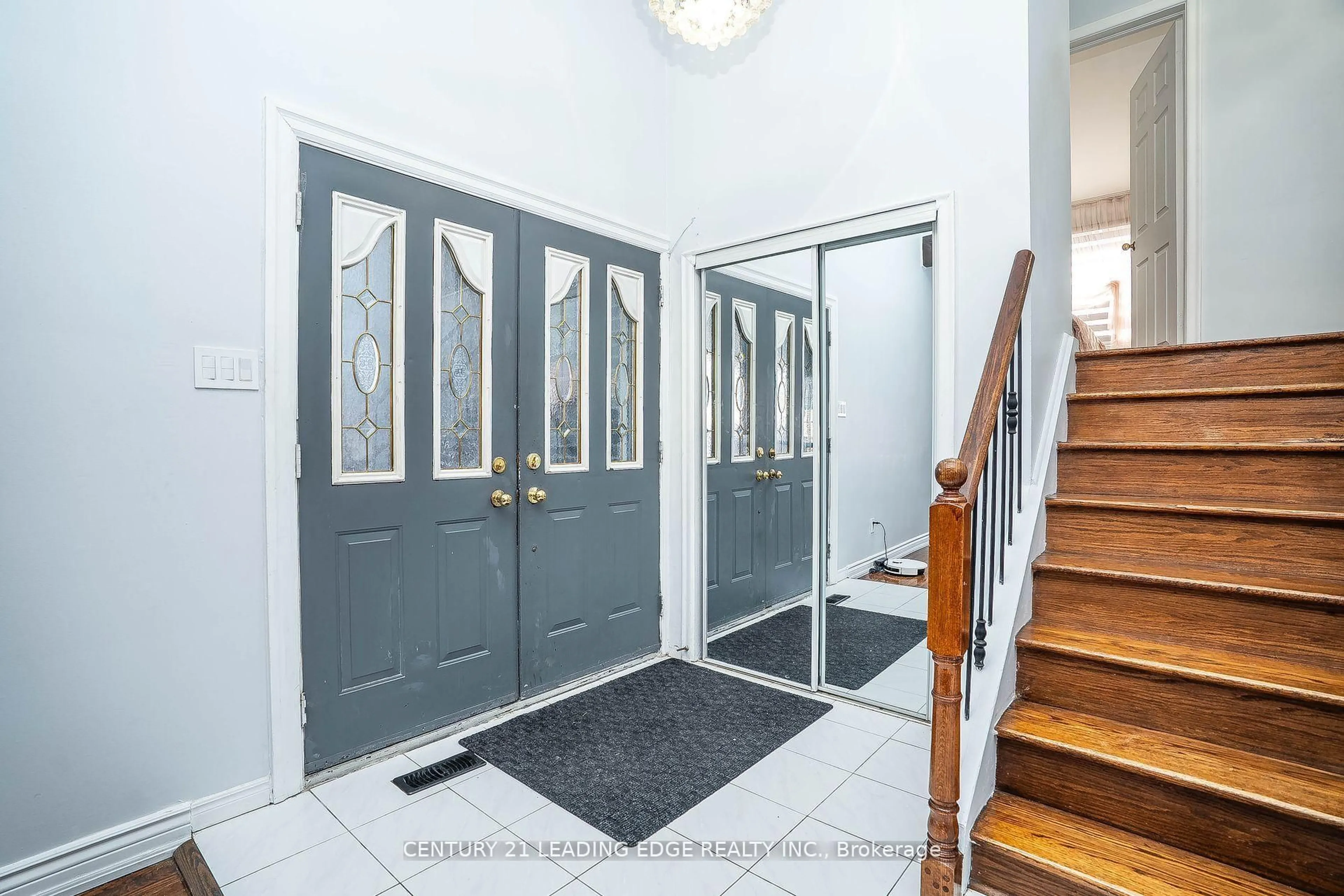 Indoor entryway for 21 Alhart Dr, Toronto Ontario M9V 2M8