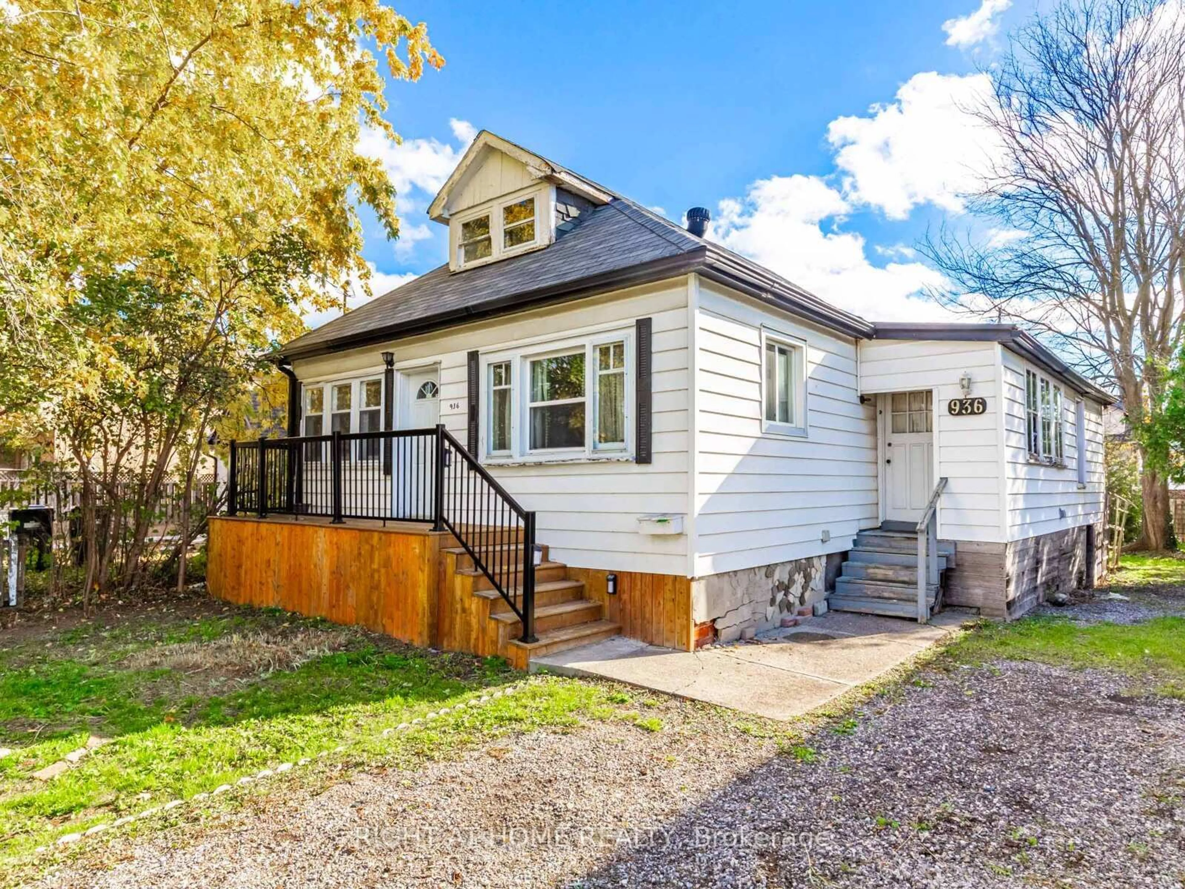 Home with vinyl exterior material, street for 936 First St, Mississauga Ontario L5E 1A8