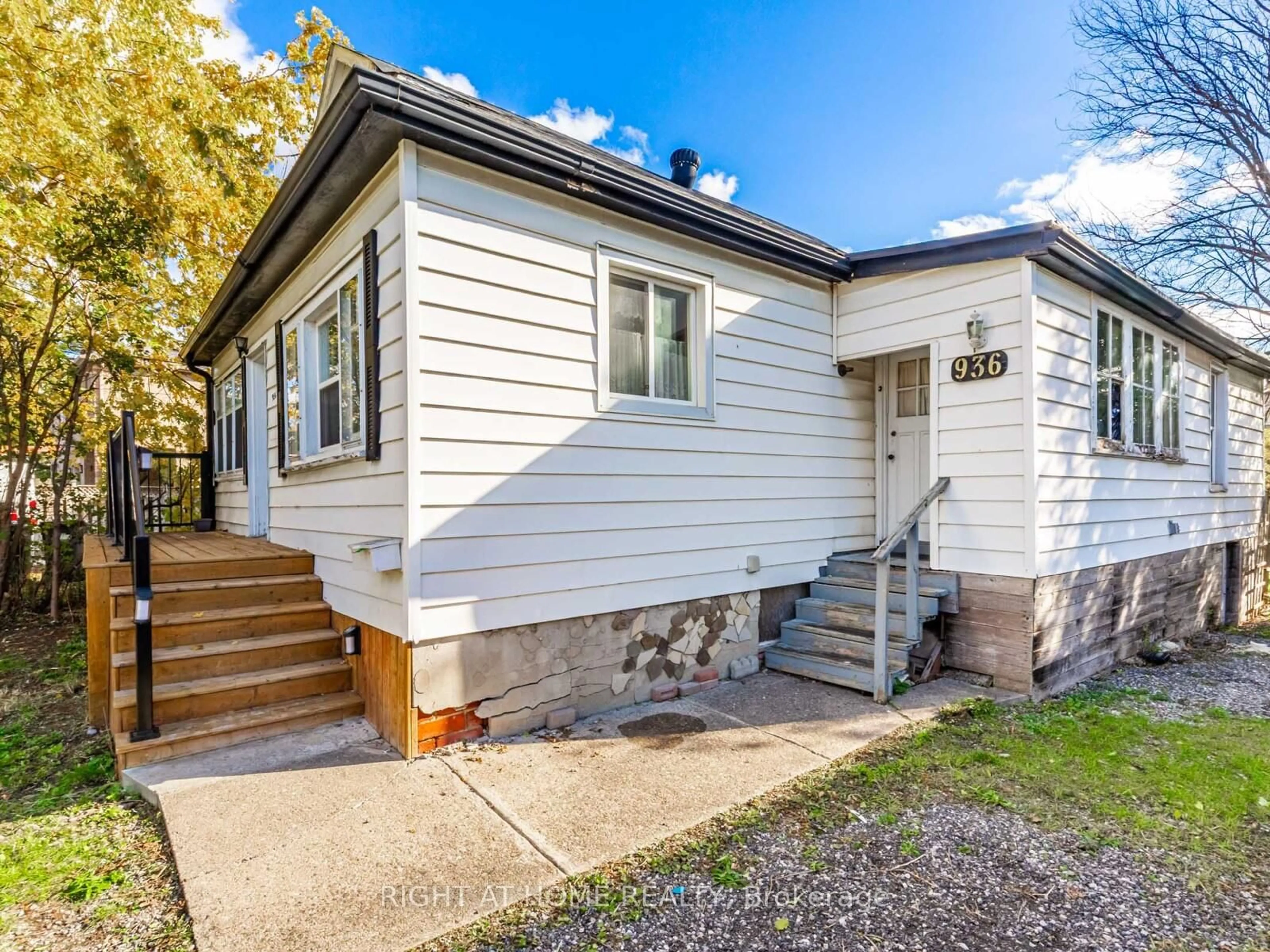 Home with vinyl exterior material, street for 936 First St, Mississauga Ontario L5E 1A8