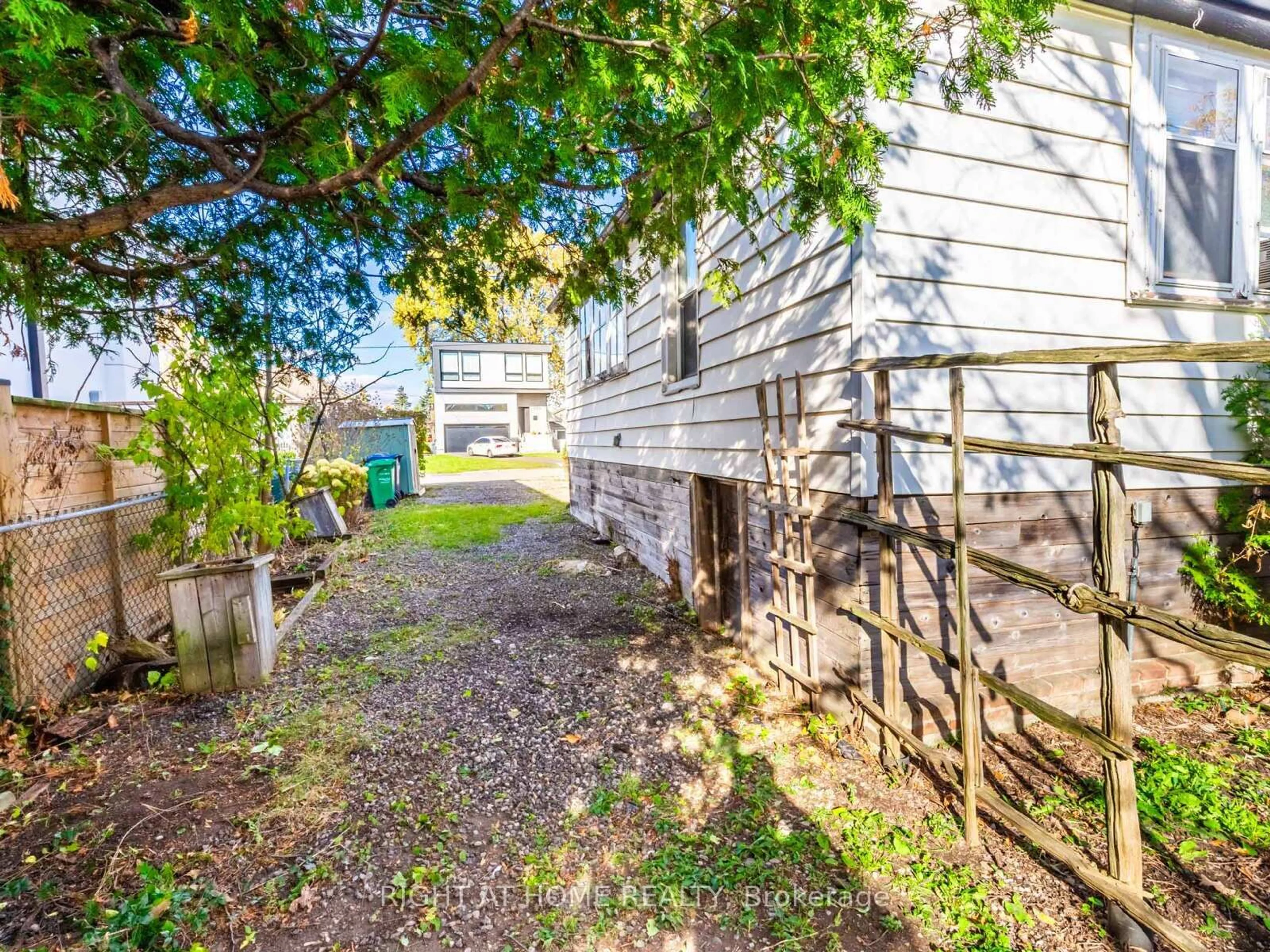 A pic from outside/outdoor area/front of a property/back of a property/a pic from drone, street for 936 First St, Mississauga Ontario L5E 1A8