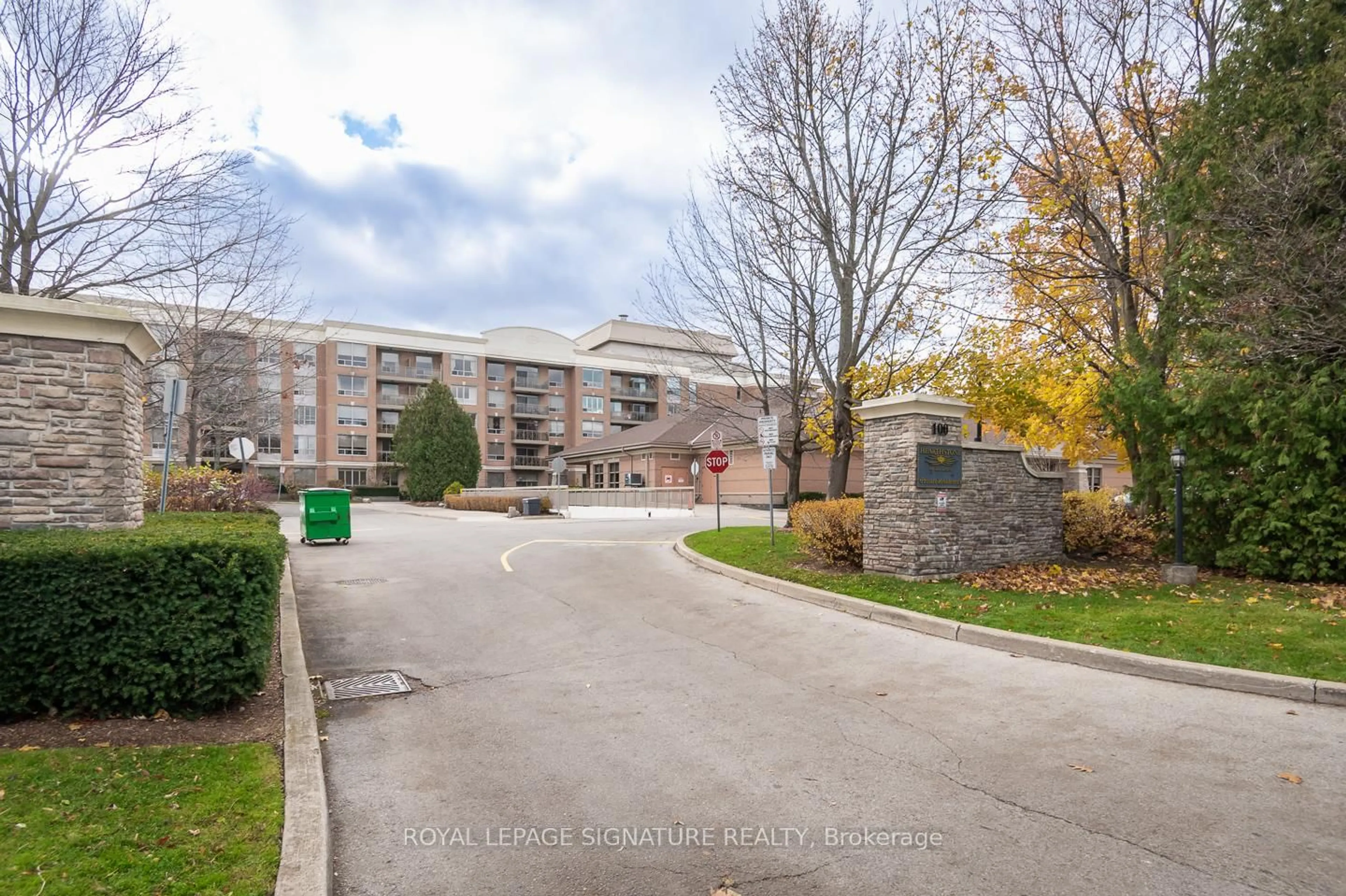 A pic from outside/outdoor area/front of a property/back of a property/a pic from drone, unknown for 100 Burloak Dr #2112, Burlington Ontario L7L 6P6
