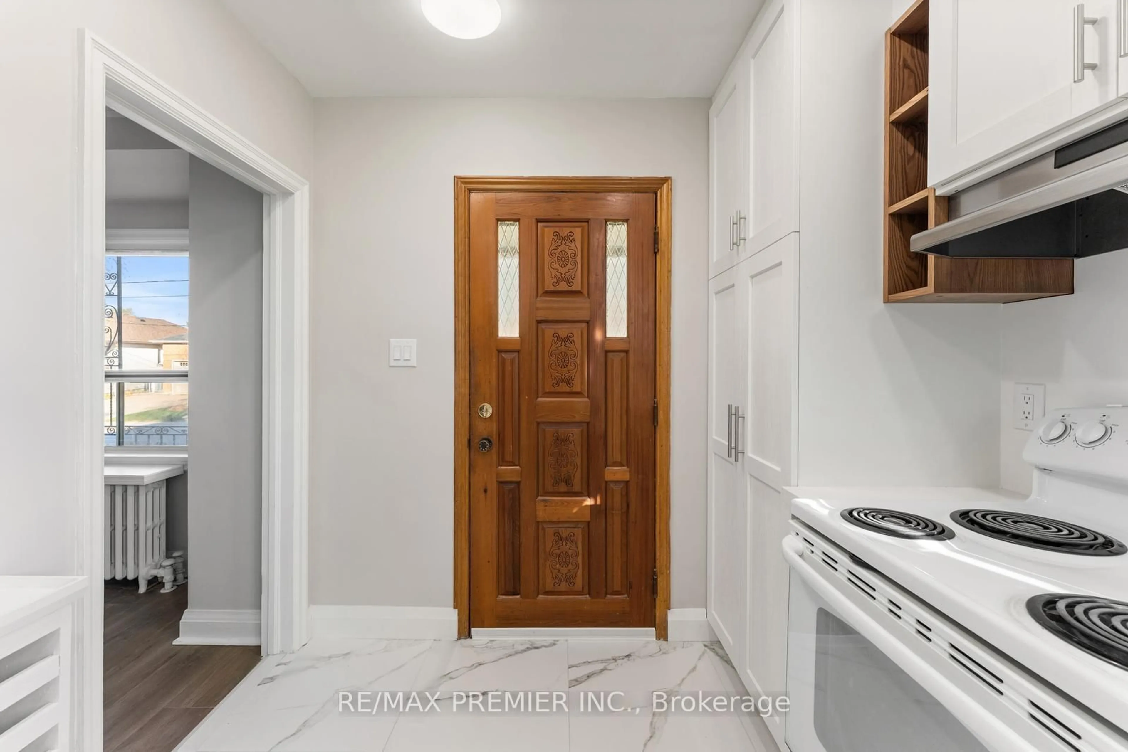 Indoor entryway for 1013 Briar Hill Ave, Toronto Ontario M6B 1M6