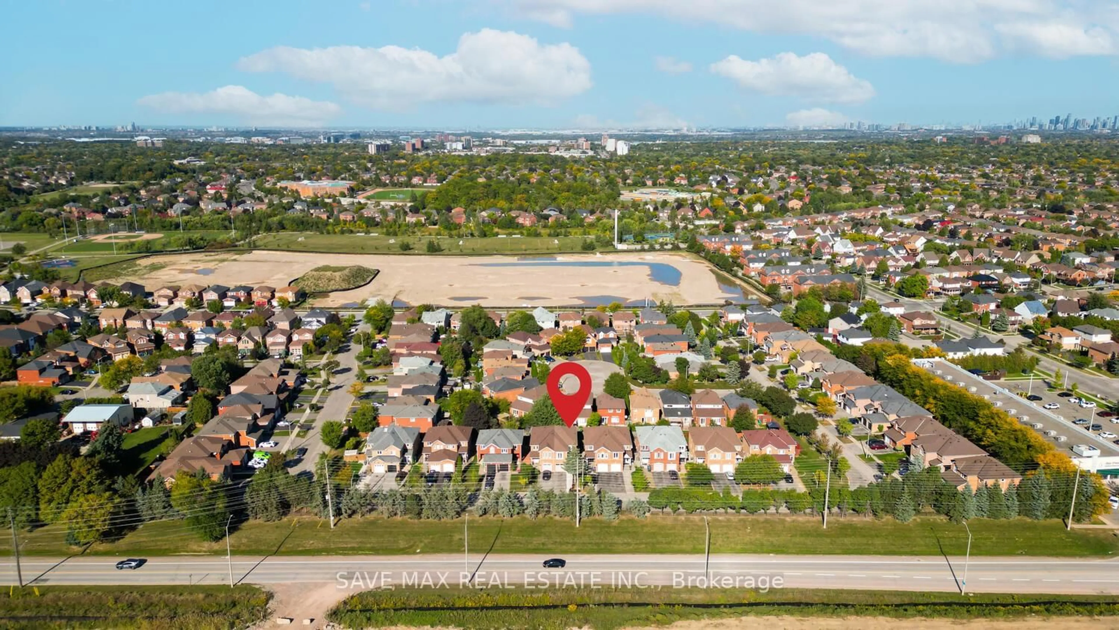 A pic from outside/outdoor area/front of a property/back of a property/a pic from drone, street for 3645 Indigo Cres, Mississauga Ontario L5N 7J1