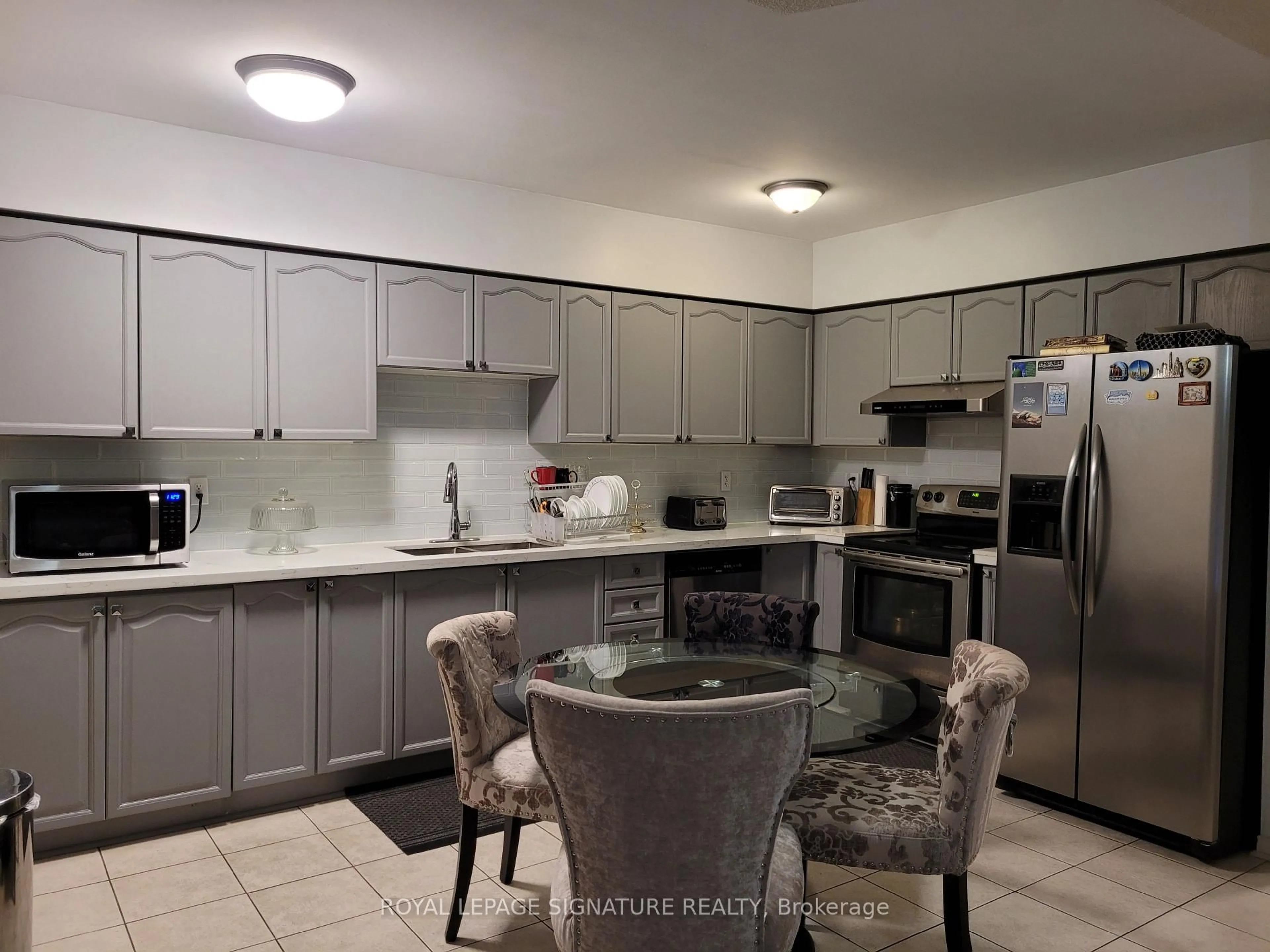 Open concept kitchen, unknown for 1082 Galesway Blvd, Mississauga Ontario L5V 2T6