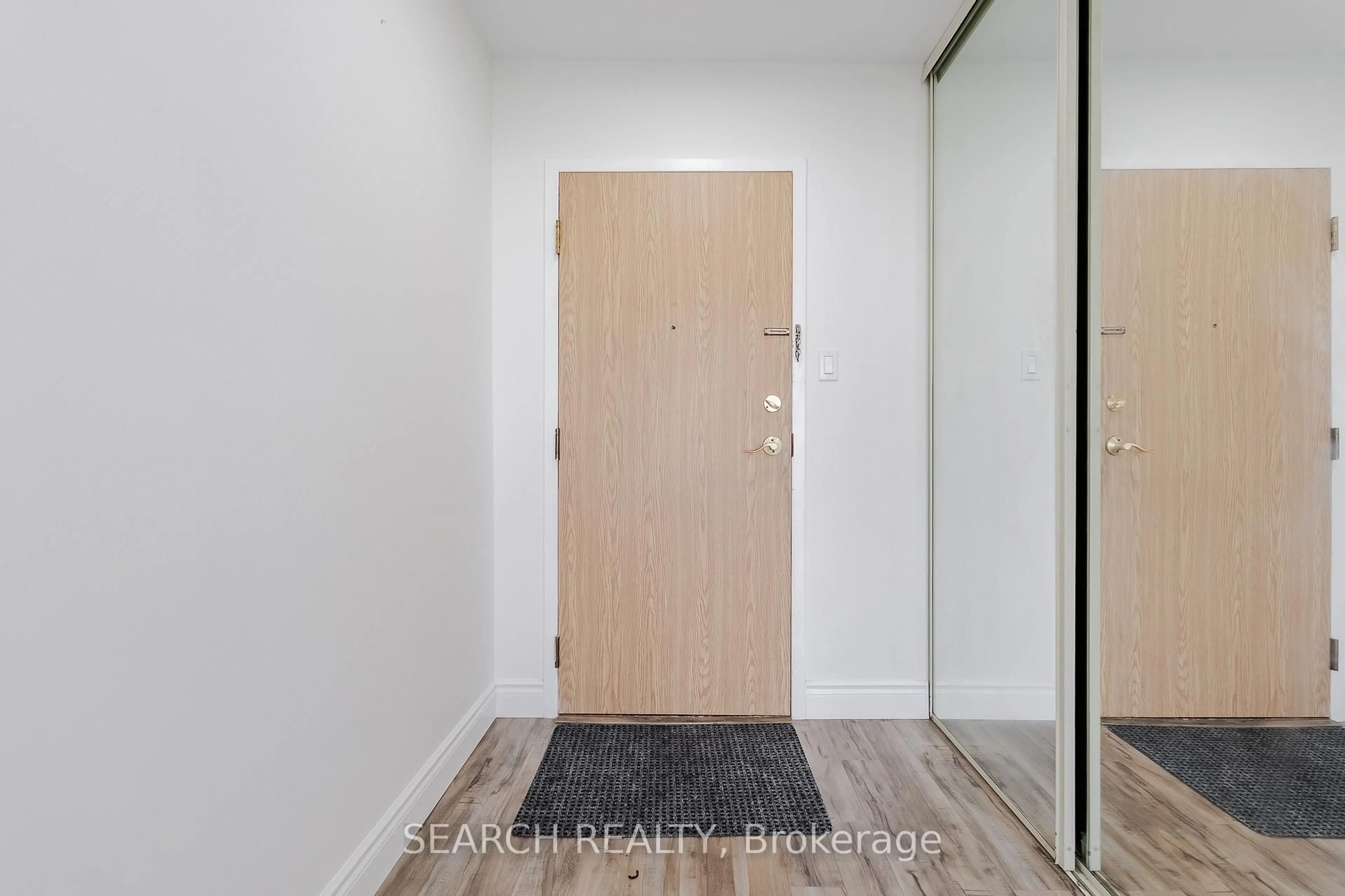 Indoor entryway for 1360 Rathburn Rd #906, Mississauga Ontario L4W 4H4