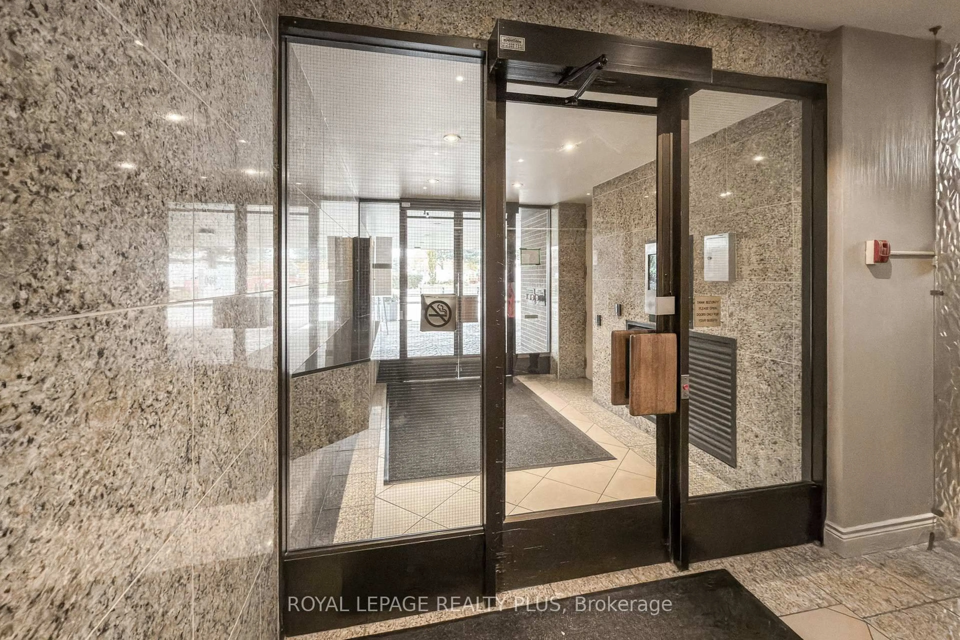 Indoor foyer for 260 Scarlett Rd #1206, Toronto Ontario M6N 4X6