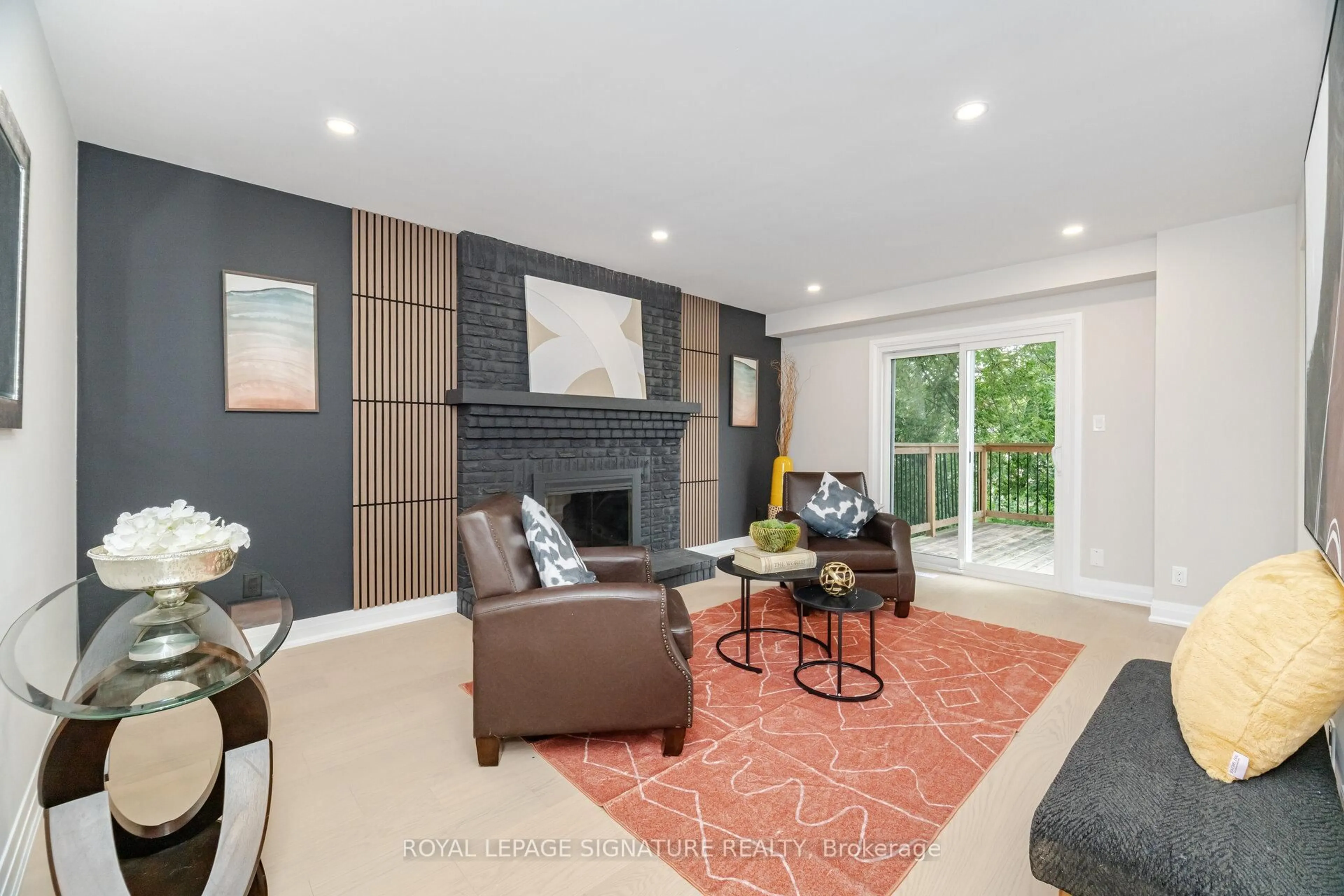 Living room with furniture, unknown for 2392 Arnold Cres, Burlington Ontario L7P 4G3