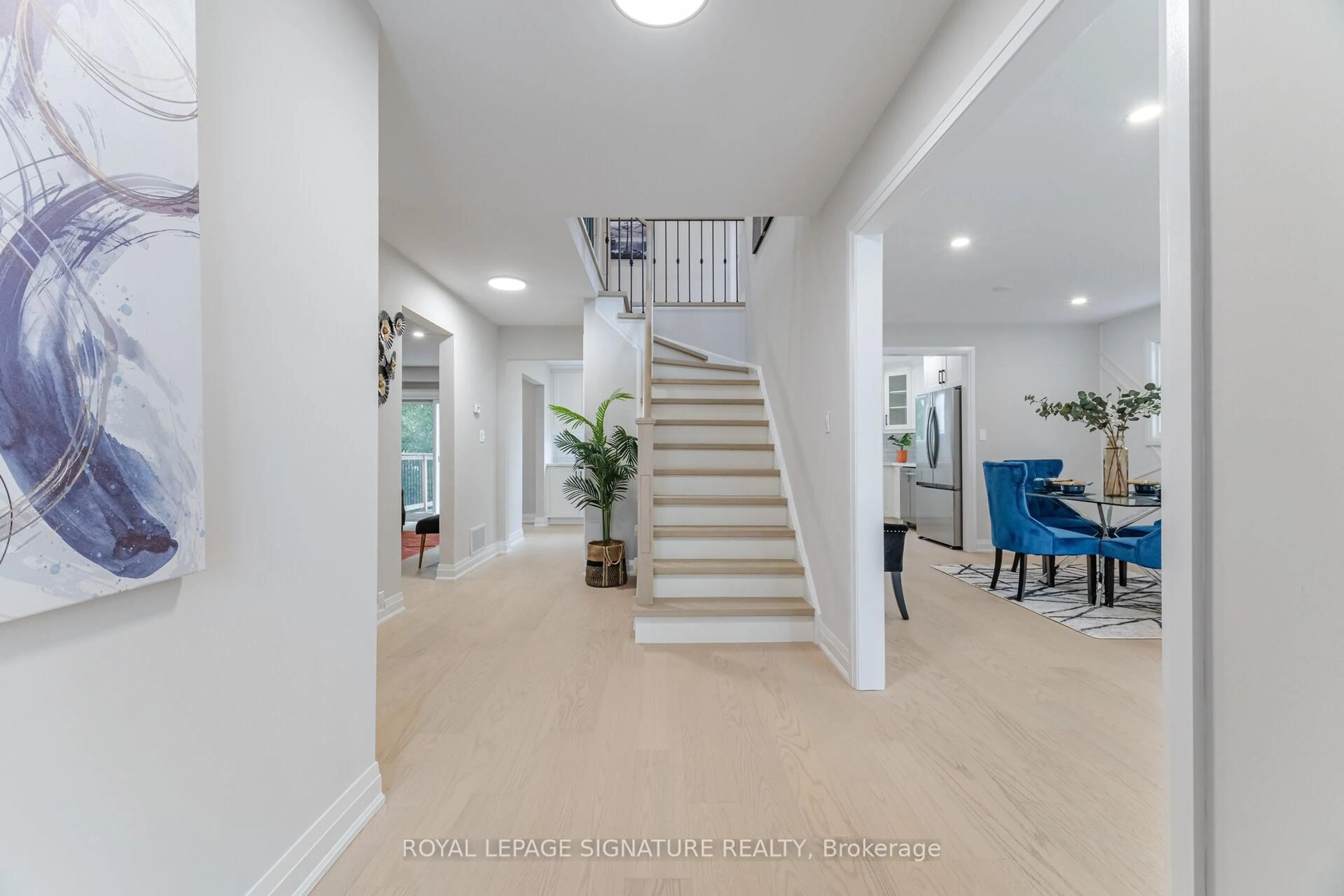 Indoor foyer for 2392 Arnold Cres, Burlington Ontario L7P 4G3