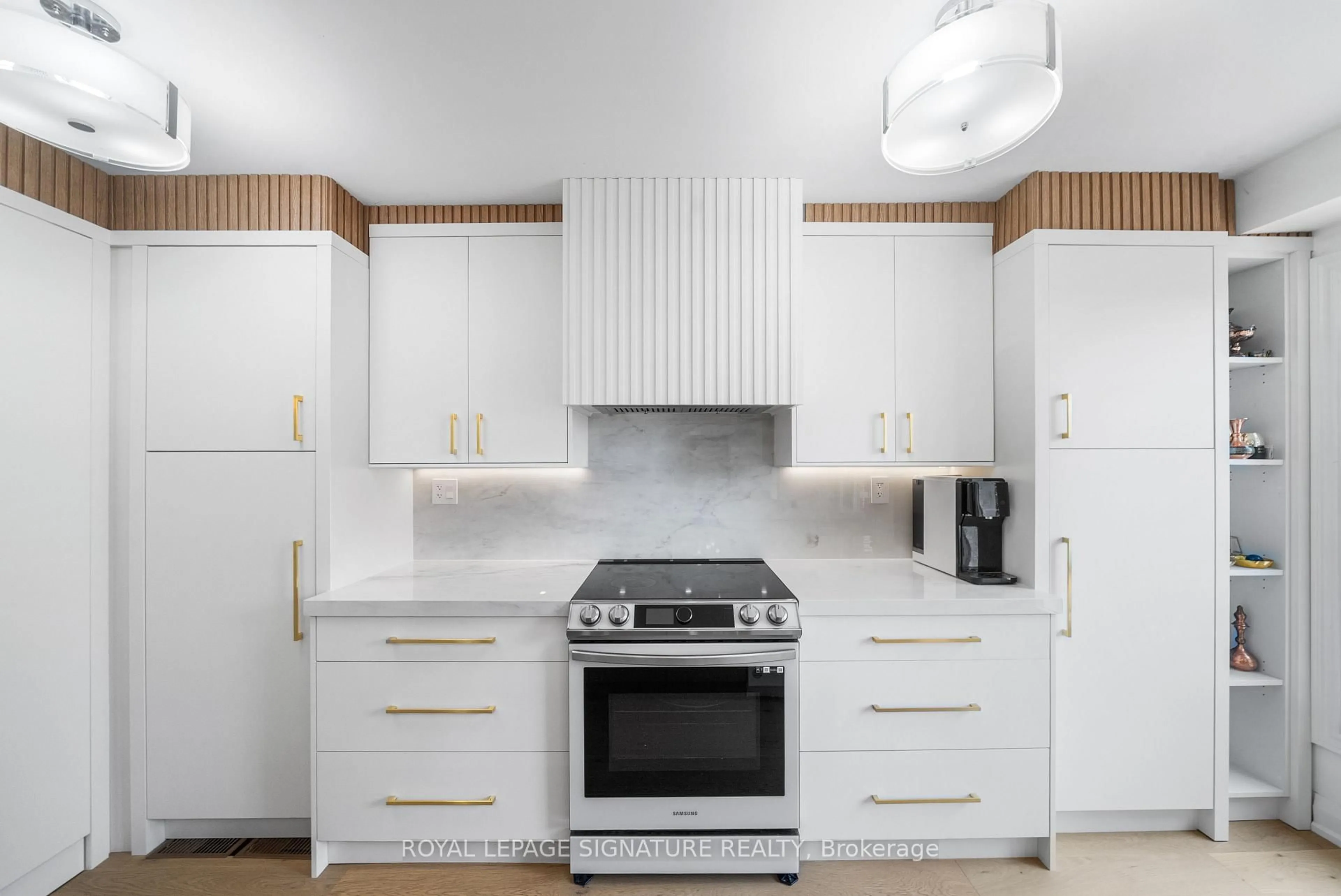 Contemporary kitchen, unknown for 134 Ridgebank Crt, Caledon Ontario L7E 4V9