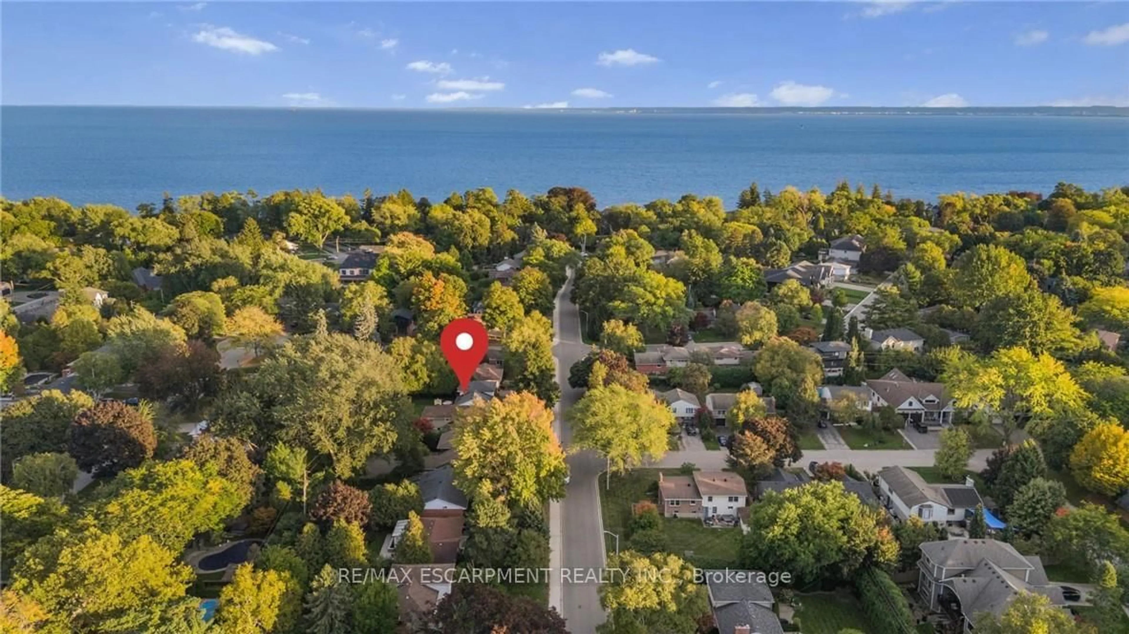 A pic from outside/outdoor area/front of a property/back of a property/a pic from drone, water/lake/river/ocean view for 257 STRATHCONA Dr, Burlington Ontario L7L 2C9