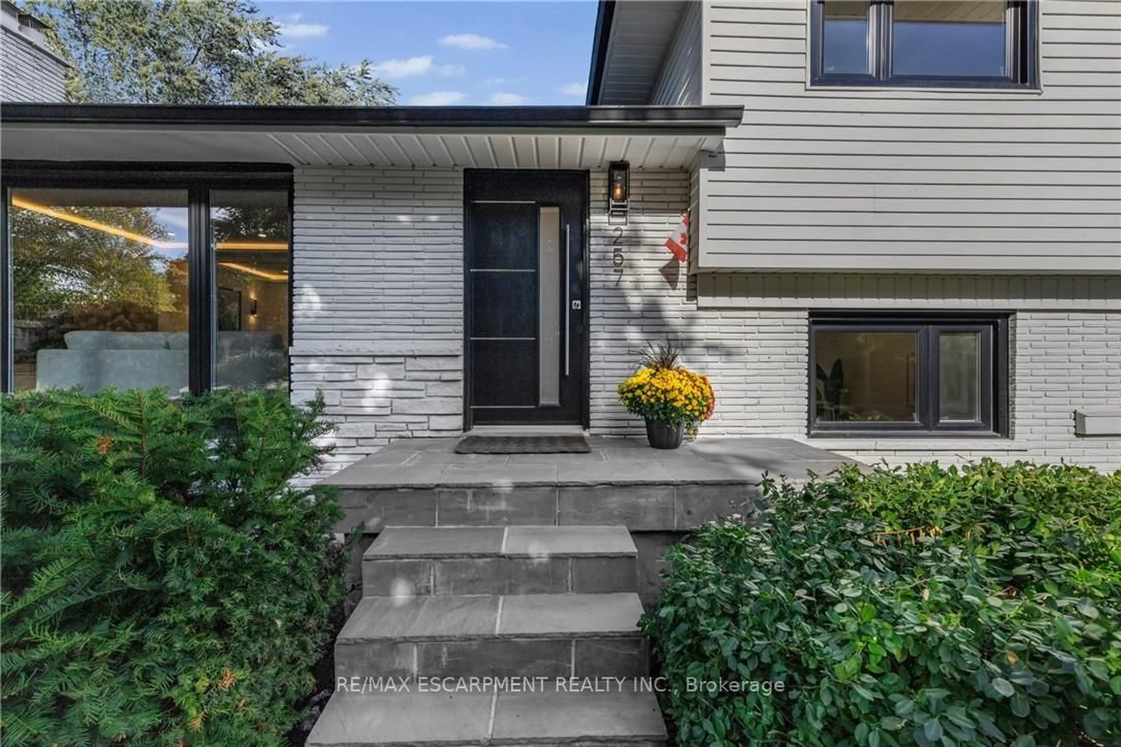 Home with brick exterior material, street for 257 STRATHCONA Dr, Burlington Ontario L7L 2C9