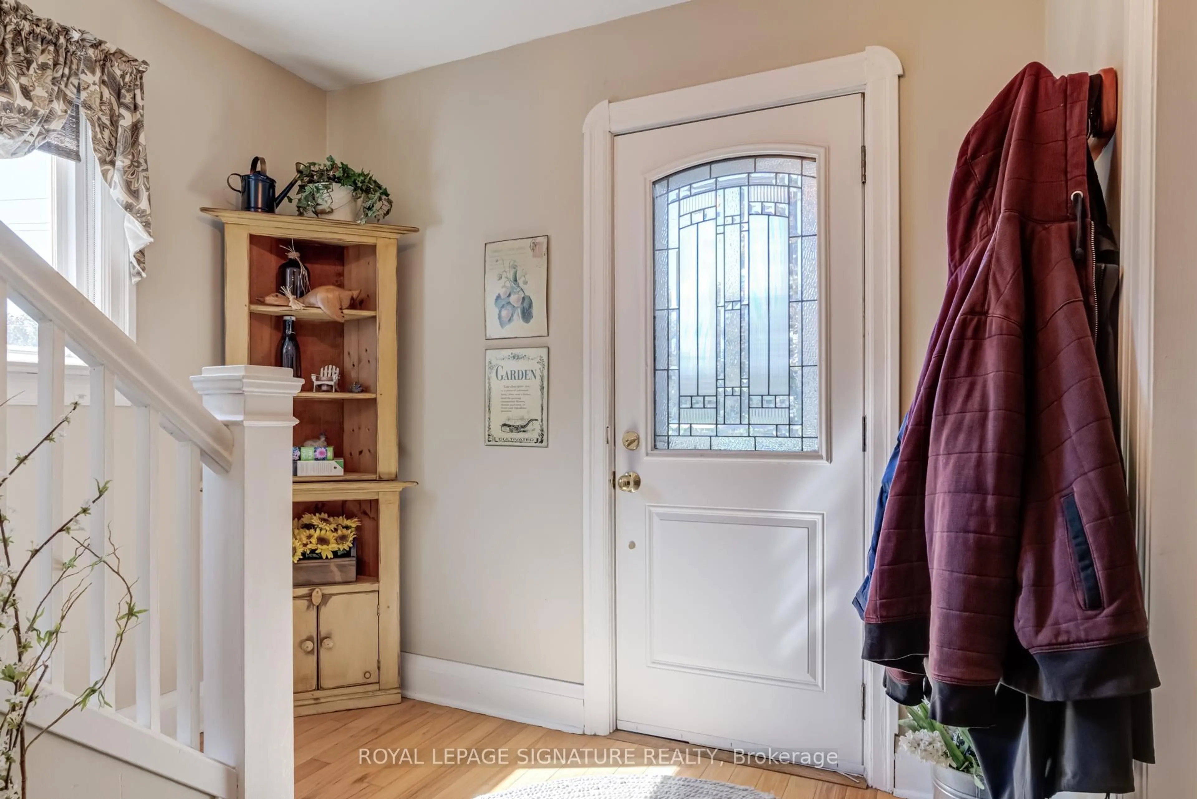 Indoor entryway for 755 Maple Ave, Burlington Ontario L7S 2K1