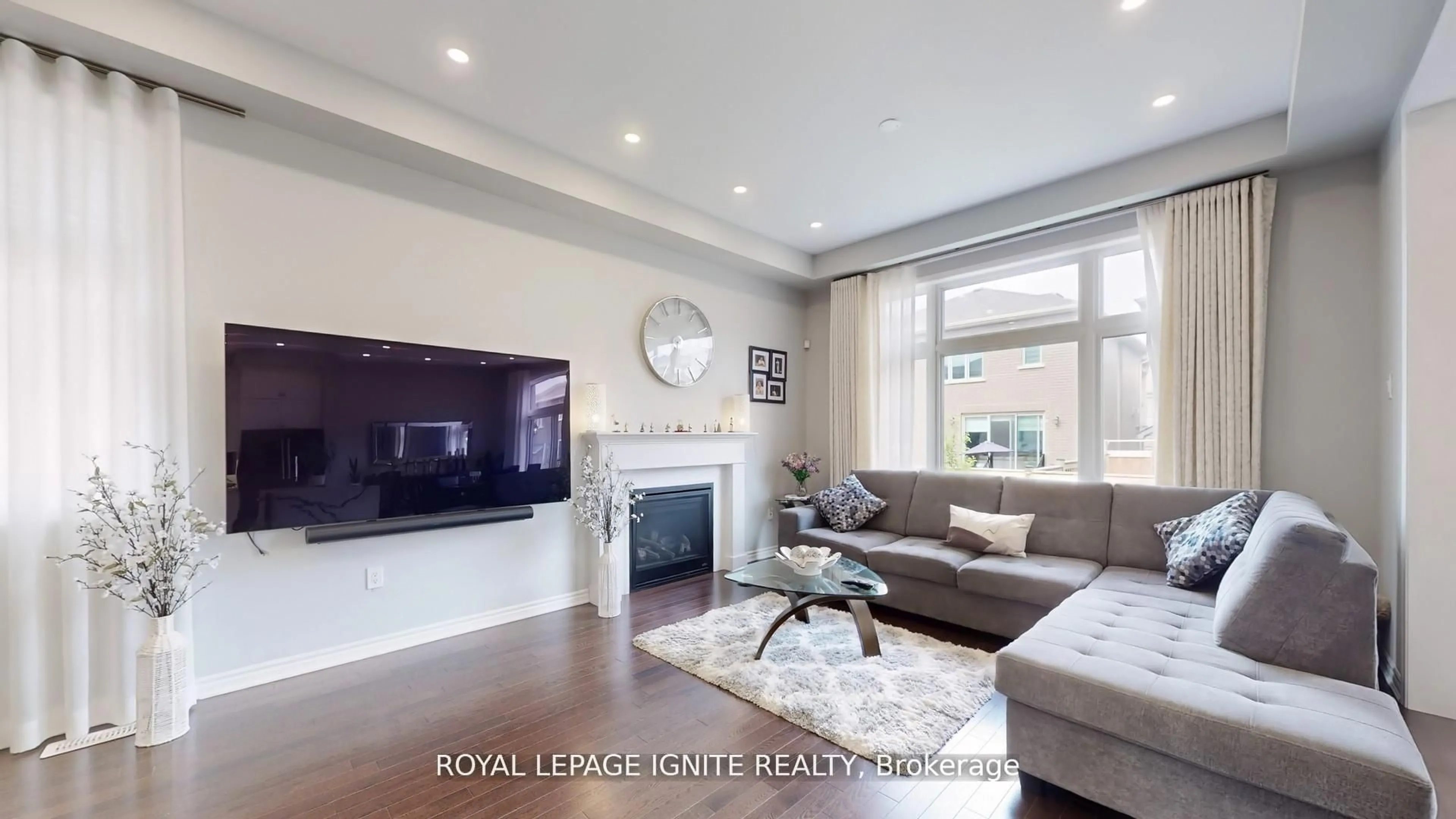 Living room with furniture, unknown for 546 Kennedy Circ, Milton Ontario L9E 1P9