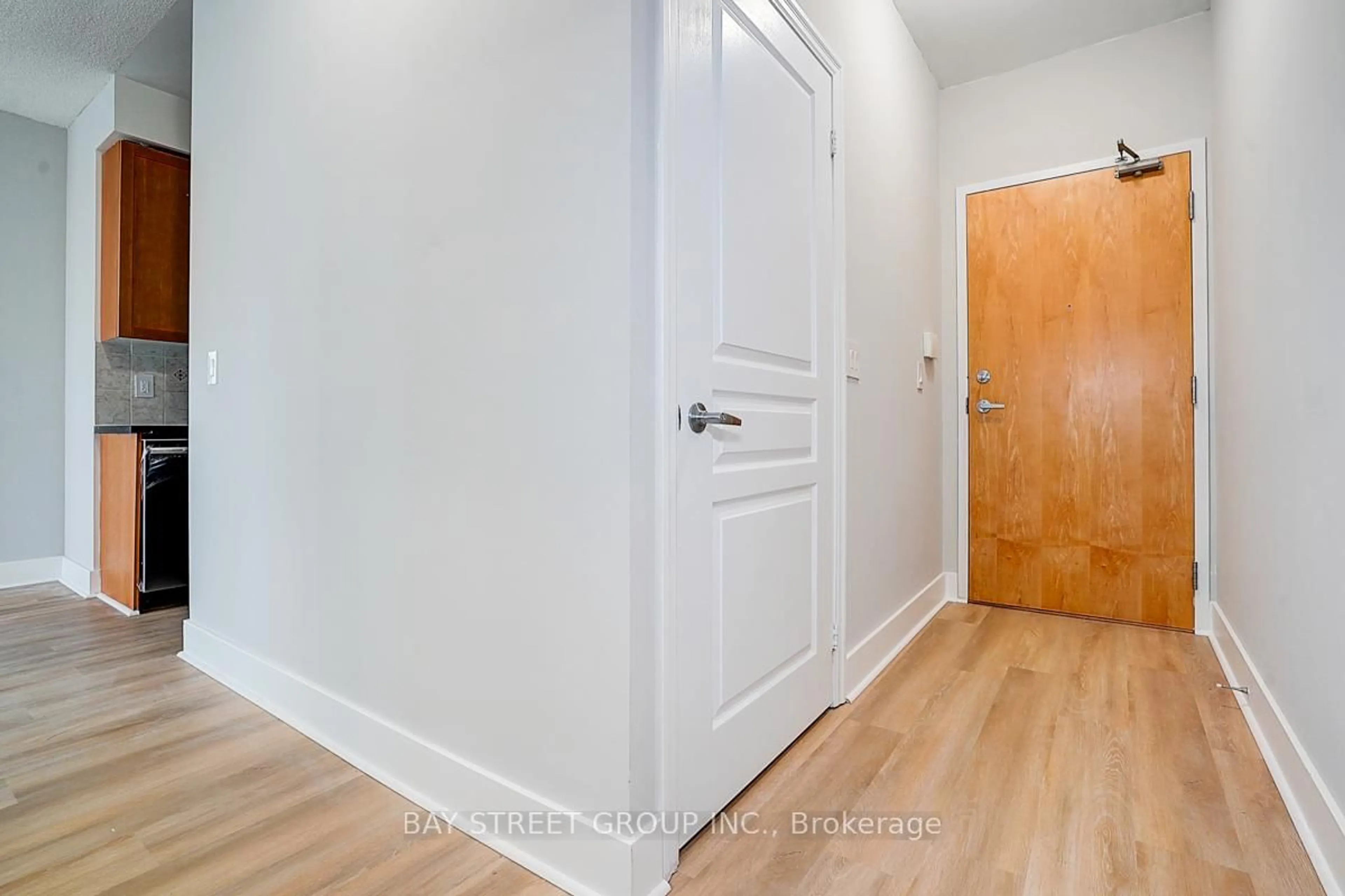 Indoor entryway for 3939 Duke Of York Blvd #2004, Mississauga Ontario L5B 4N2