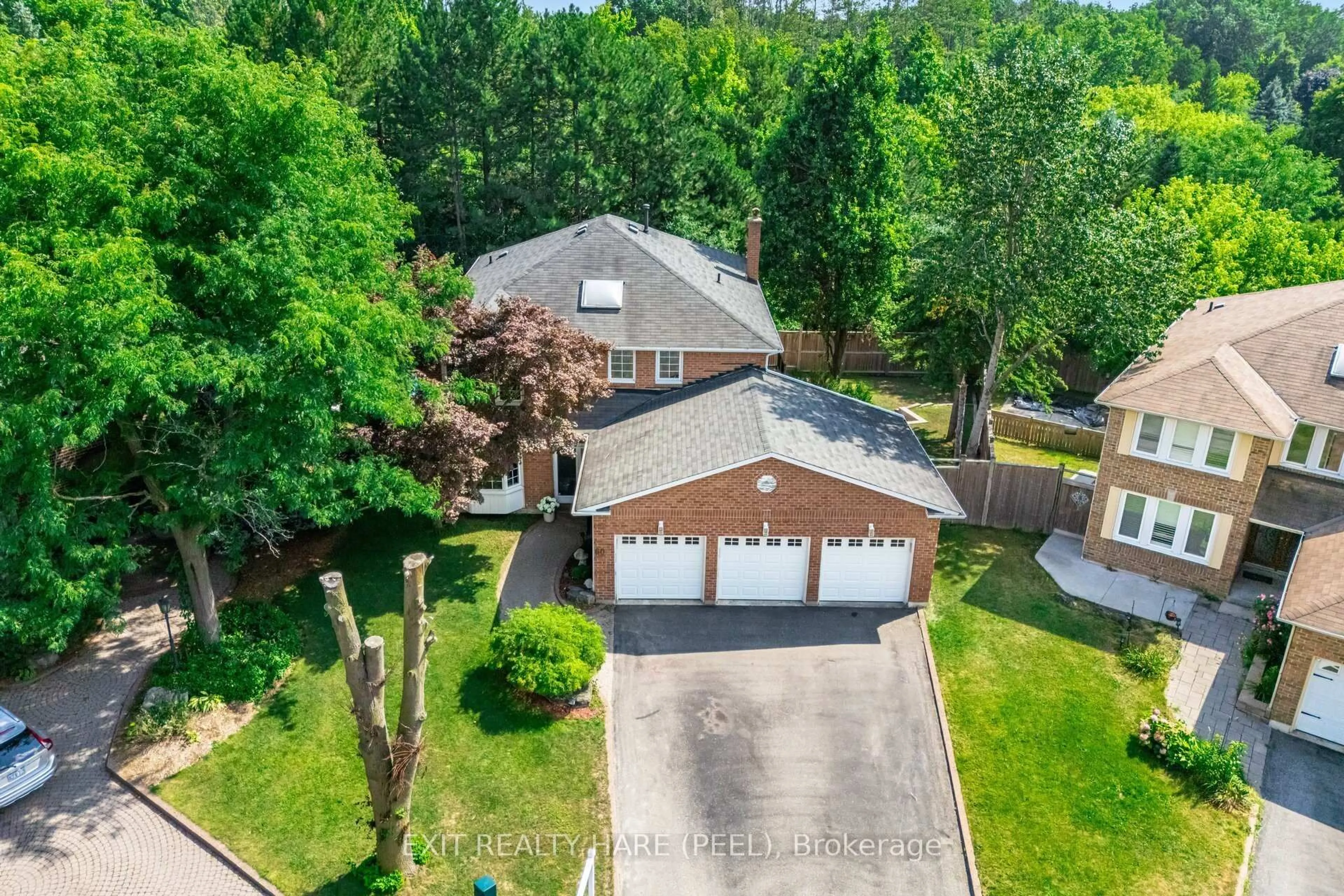 A pic from outside/outdoor area/front of a property/back of a property/a pic from drone, street for 60 Esker Dr, Brampton Ontario L6Z 3C9