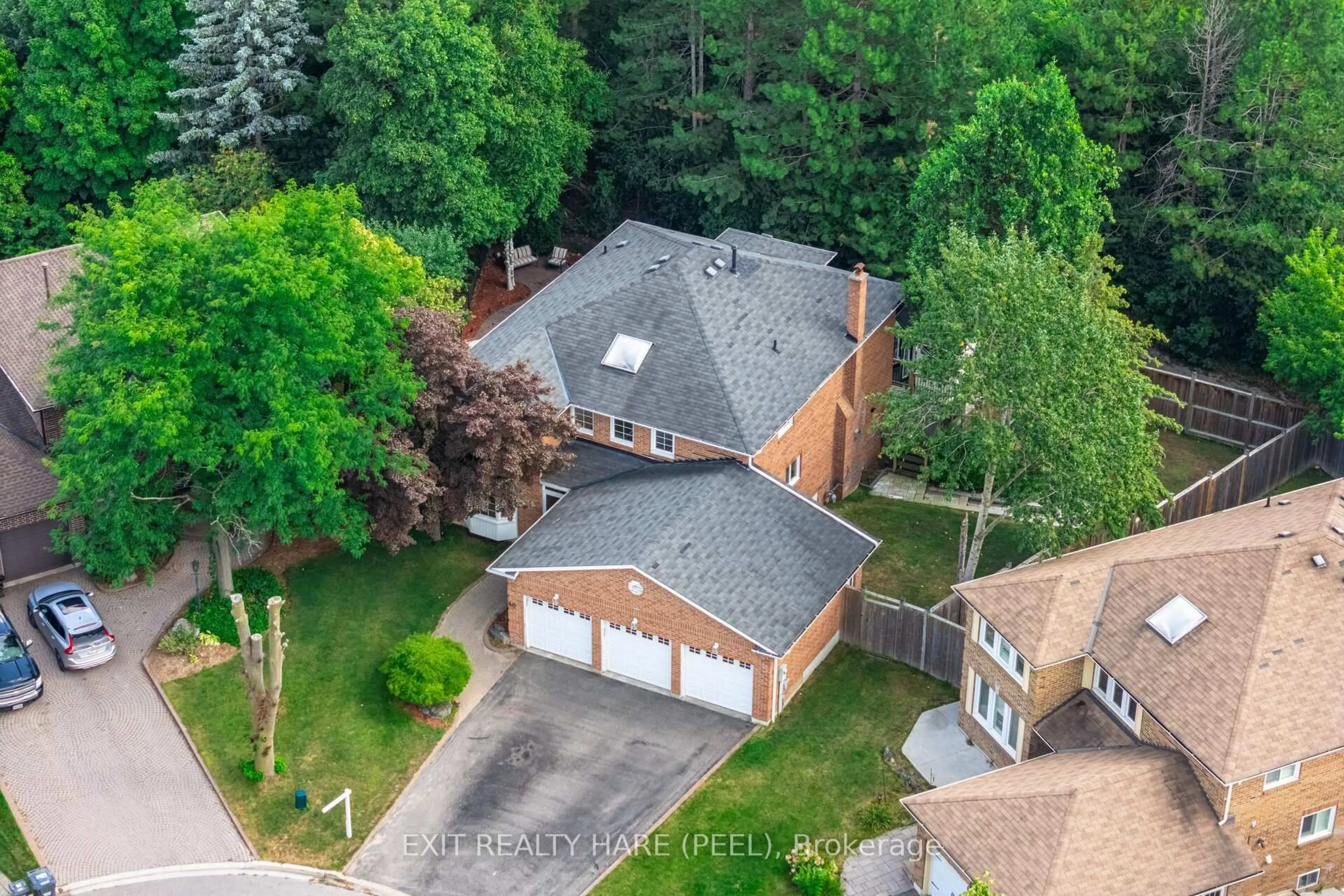 A pic from outside/outdoor area/front of a property/back of a property/a pic from drone, street for 60 Esker Dr, Brampton Ontario L6Z 3C9