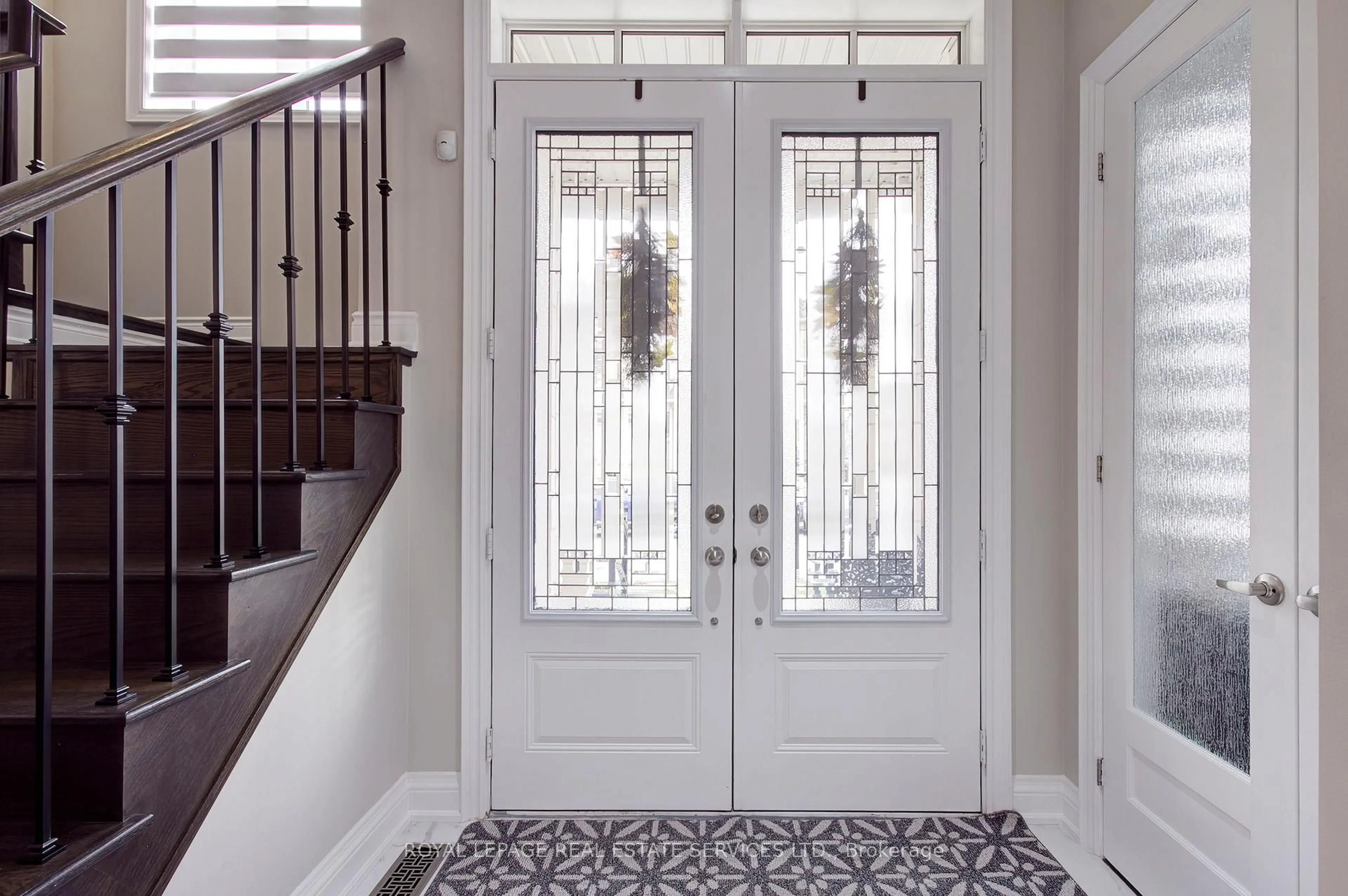 Indoor entryway for 135 Zachary Cres, Oakville Ontario L6H 0W1