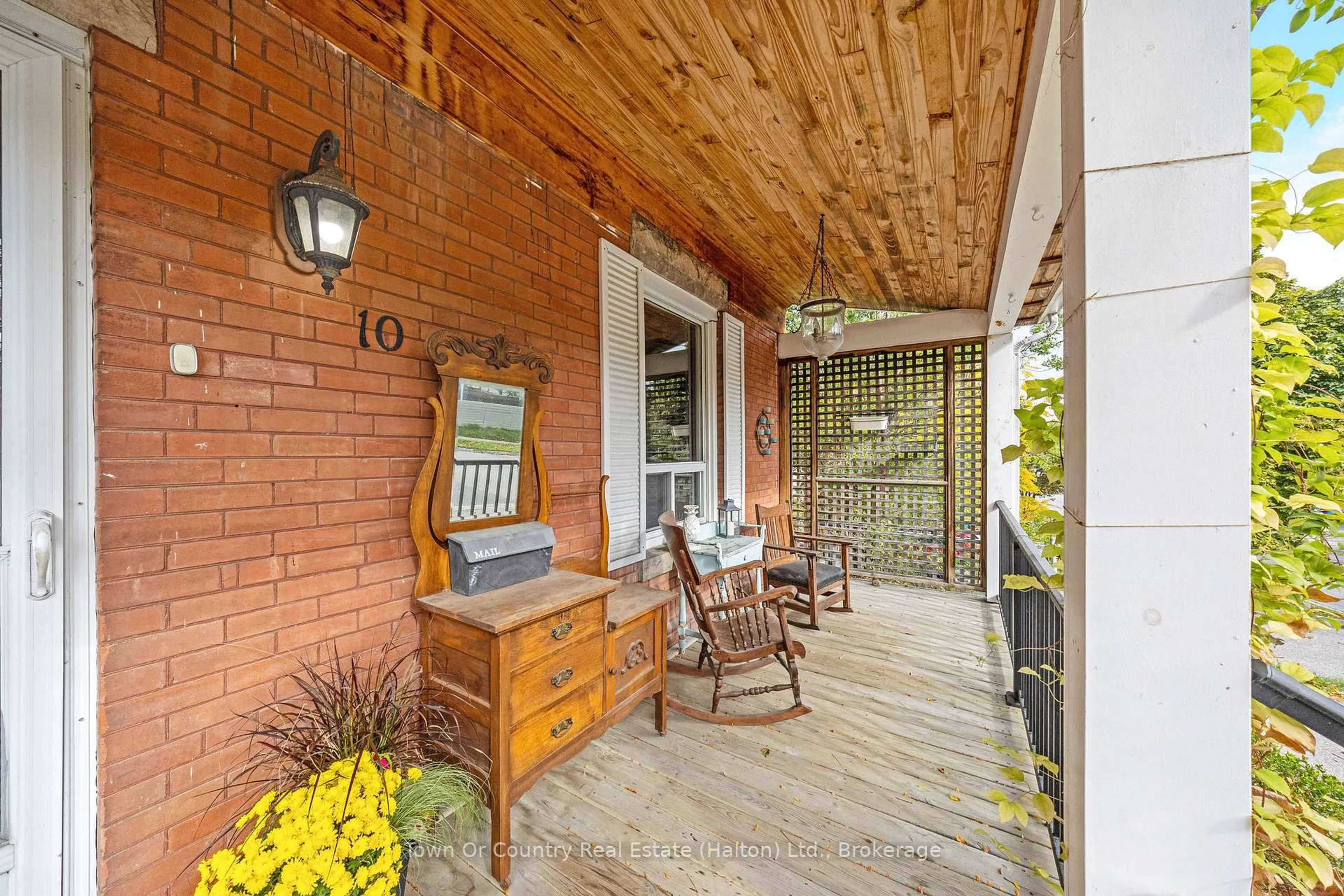 Unknown for 10 English St, Brampton Ontario L6X 1L4