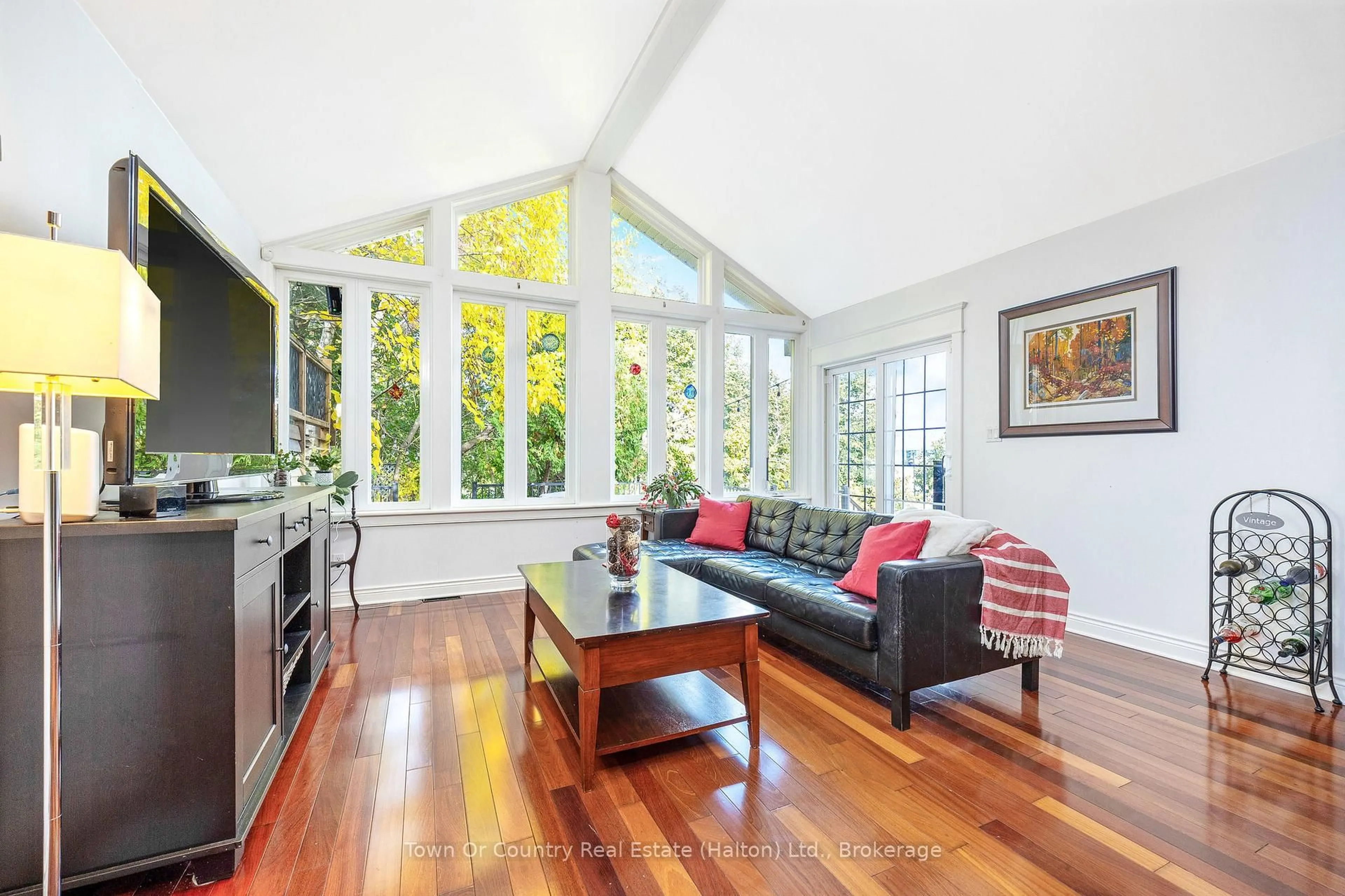 Living room with furniture, wood/laminate floor for 10 English St, Brampton Ontario L6X 1L4