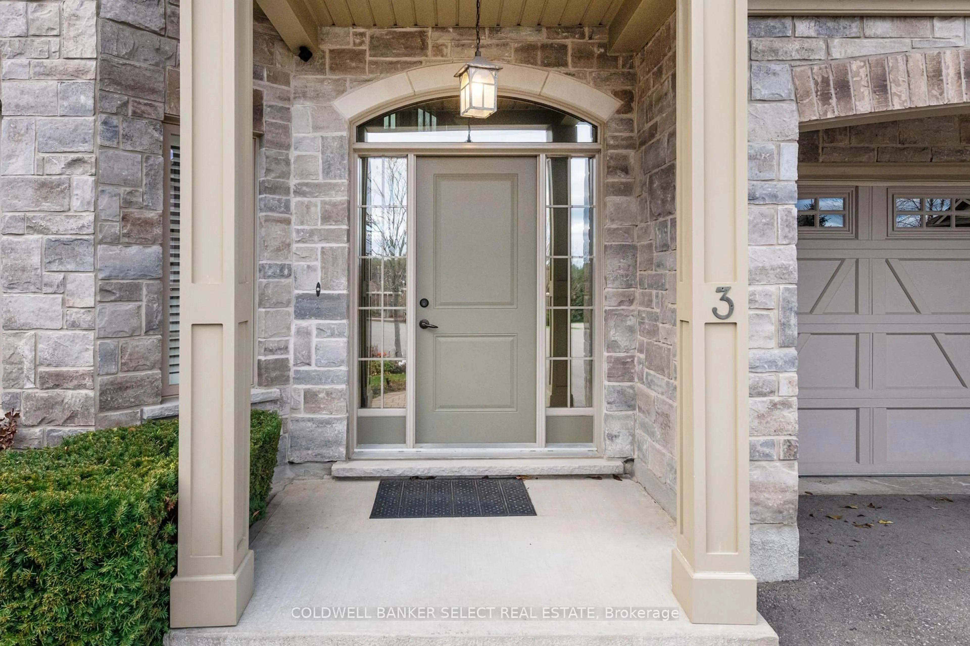 Indoor entryway for 14 Reddington Dr #3, Caledon Ontario L7E 4C3