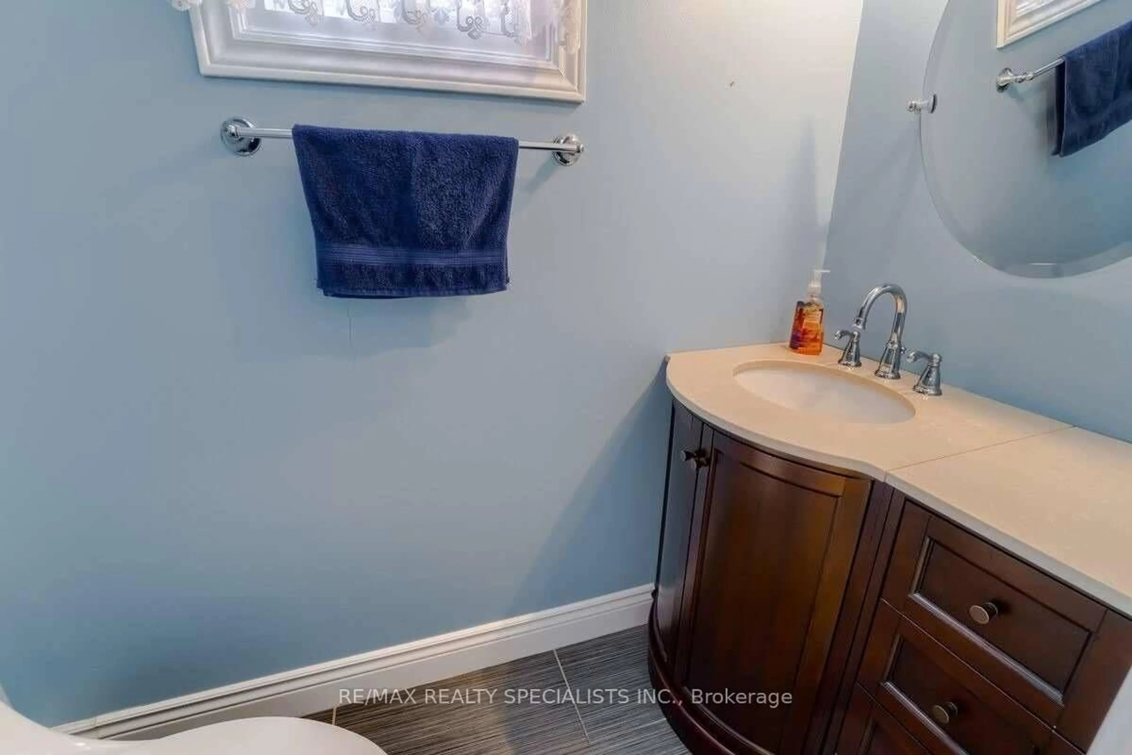 Standard bathroom, ceramic/tile floor for 41 Jay St, Brampton Ontario L6Z 3V6