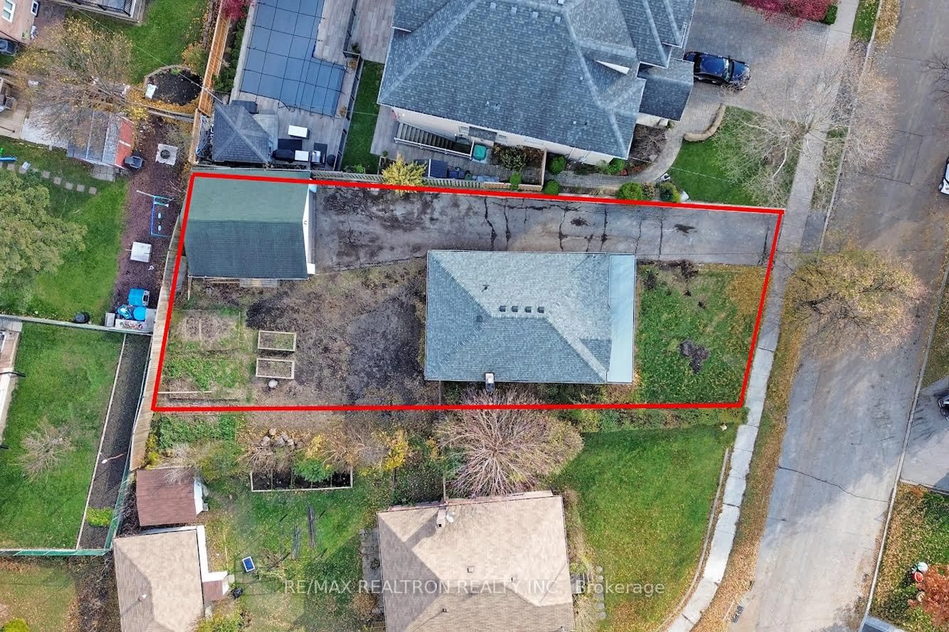 A pic from outside/outdoor area/front of a property/back of a property/a pic from drone, street for 27 Woolton Cres, Toronto Ontario M6M 4L1