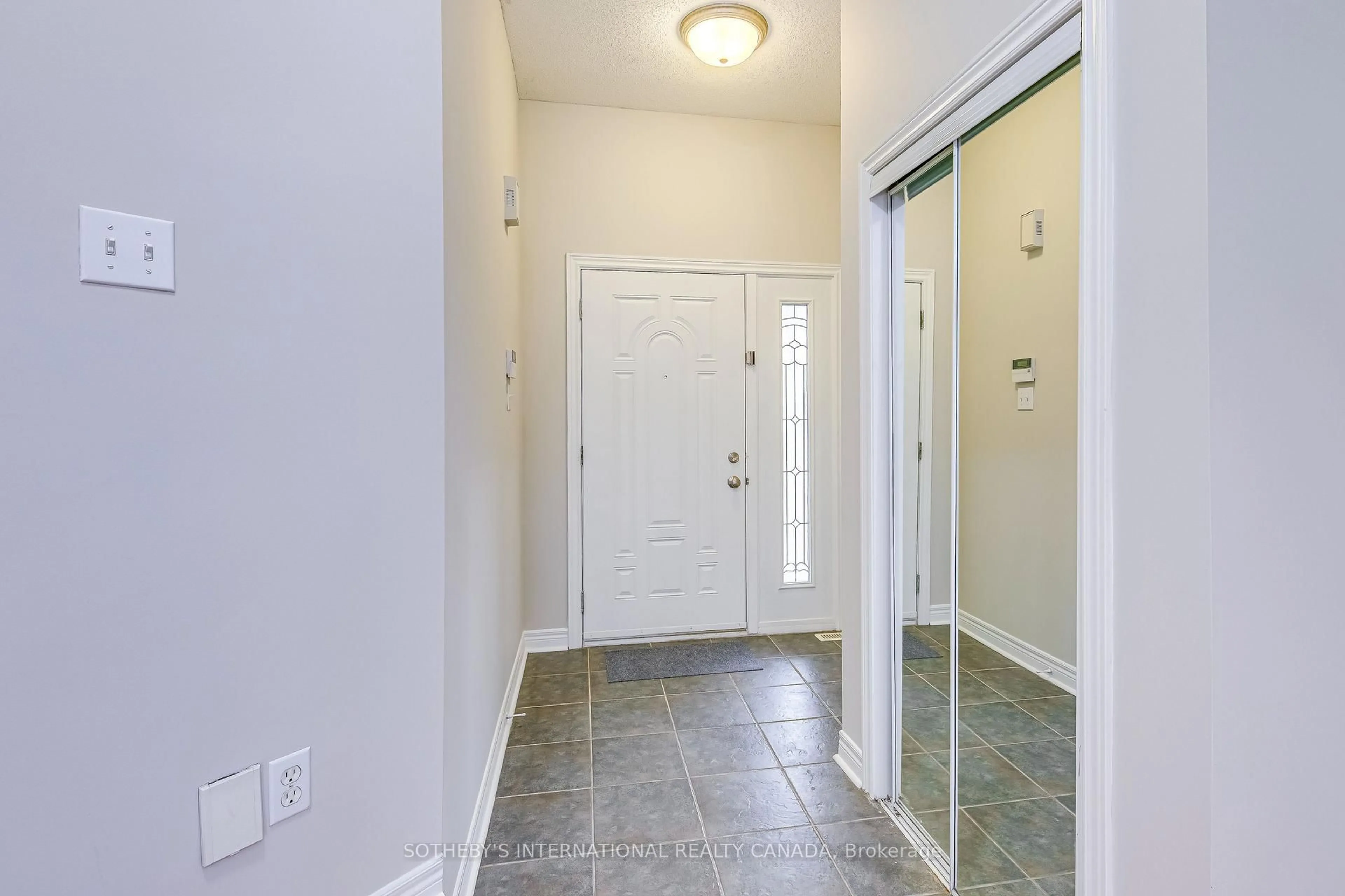 Indoor entryway for 7496 Allspice Tr, Mississauga Ontario L5N 8P3