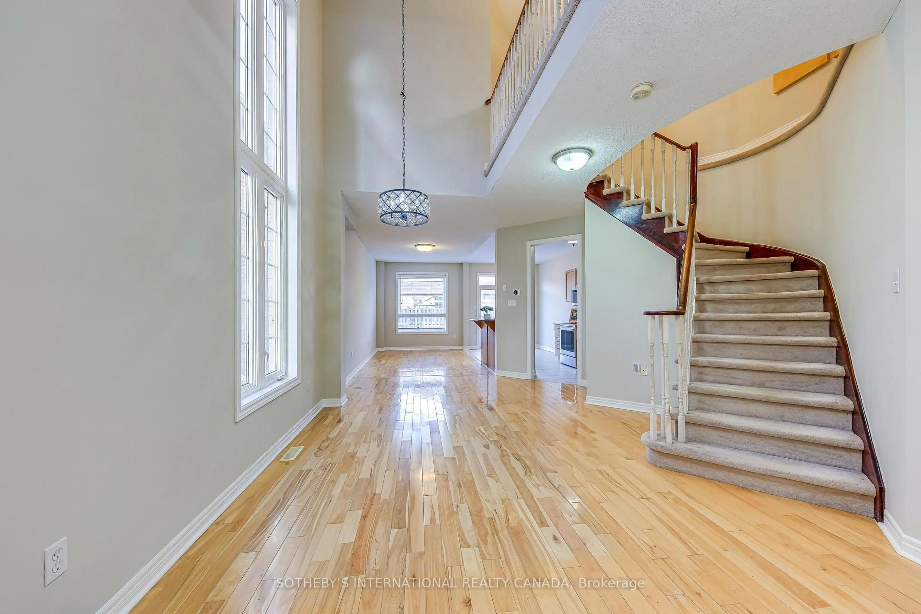 Indoor foyer for 7496 Allspice Tr, Mississauga Ontario L5N 8P3